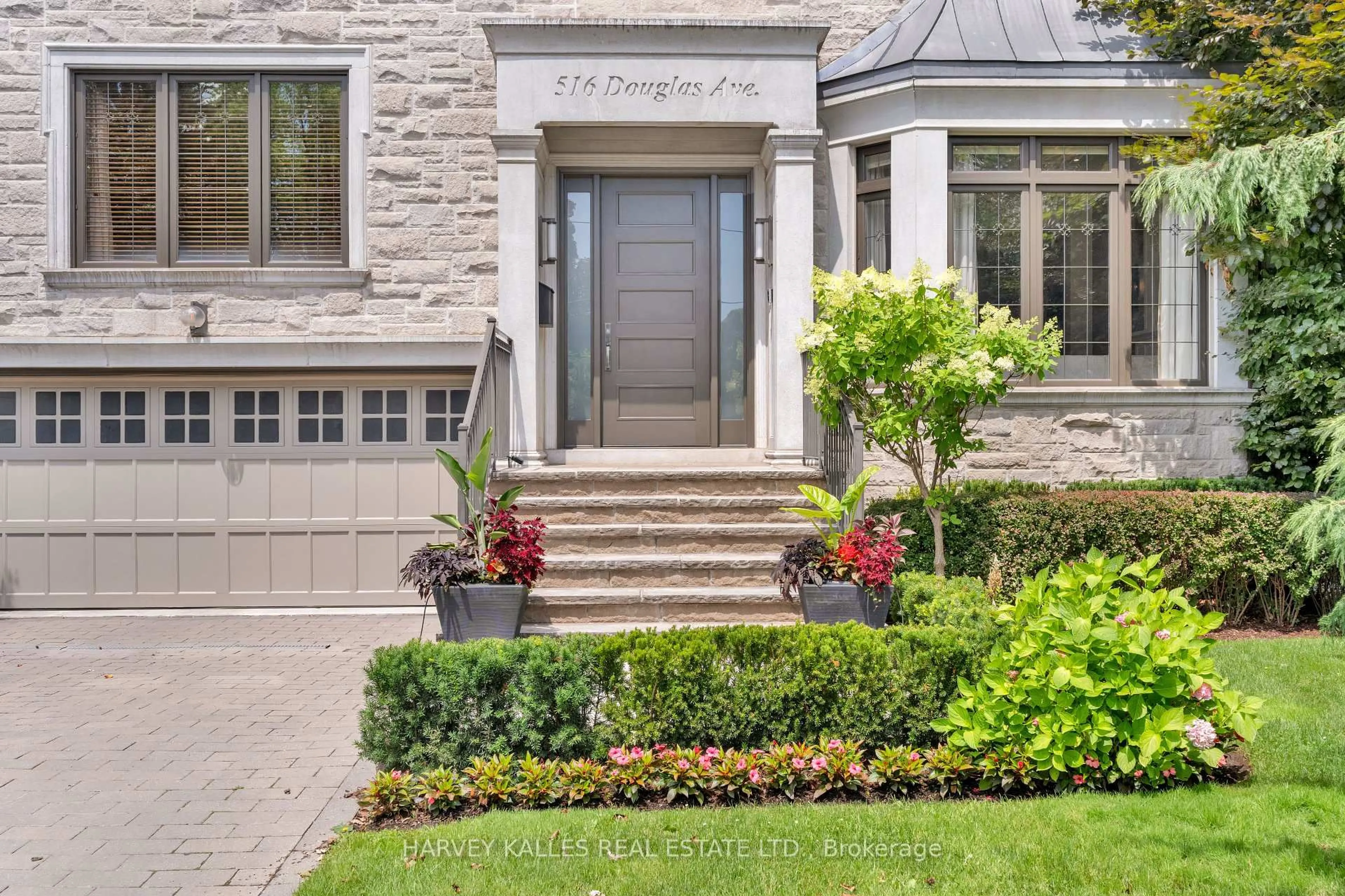 Indoor entryway for 516 Douglas Ave, Toronto Ontario M5M 1H5