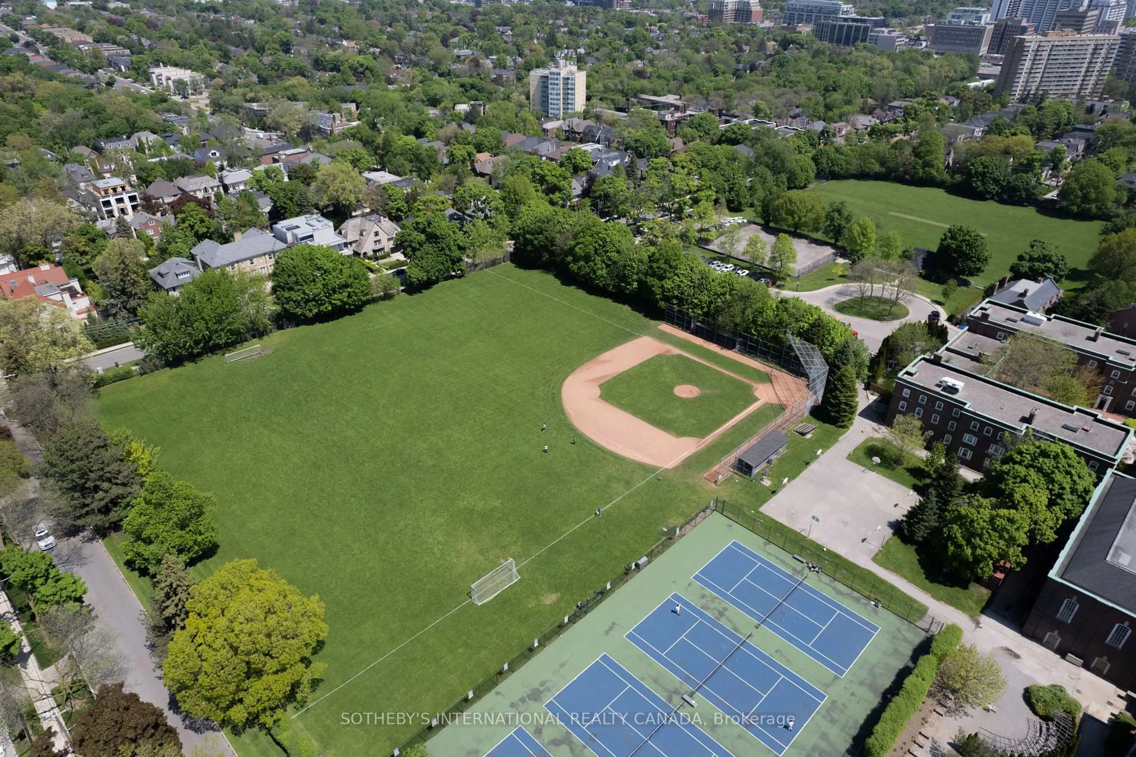 A pic from outside/outdoor area/front of a property/back of a property/a pic from drone, street for 29 Highbourne Ave, Toronto Ontario M5P 2J1