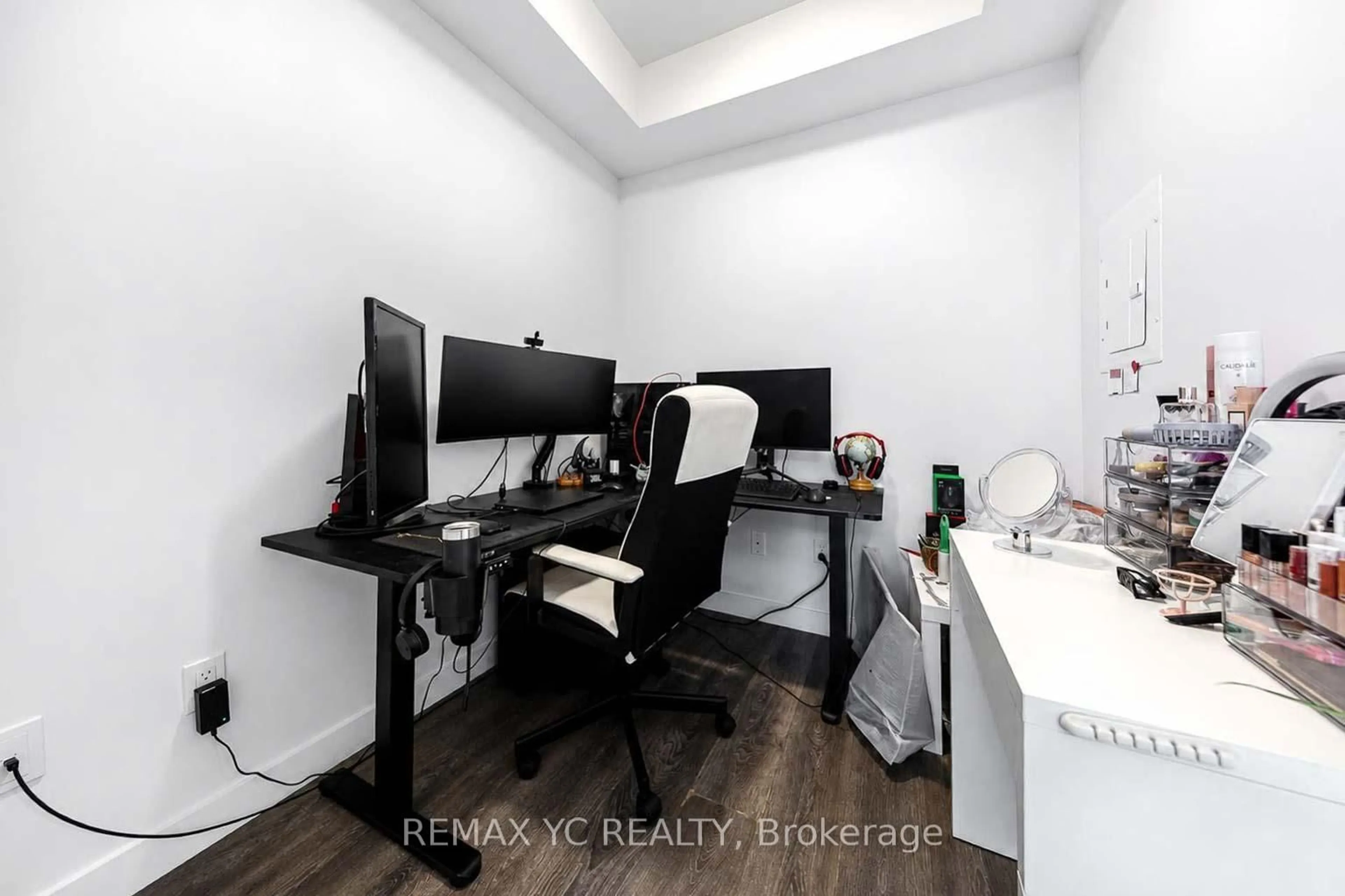 A pic of a room for 39 Roehampton Ave #3708, Toronto Ontario M4P 0G1