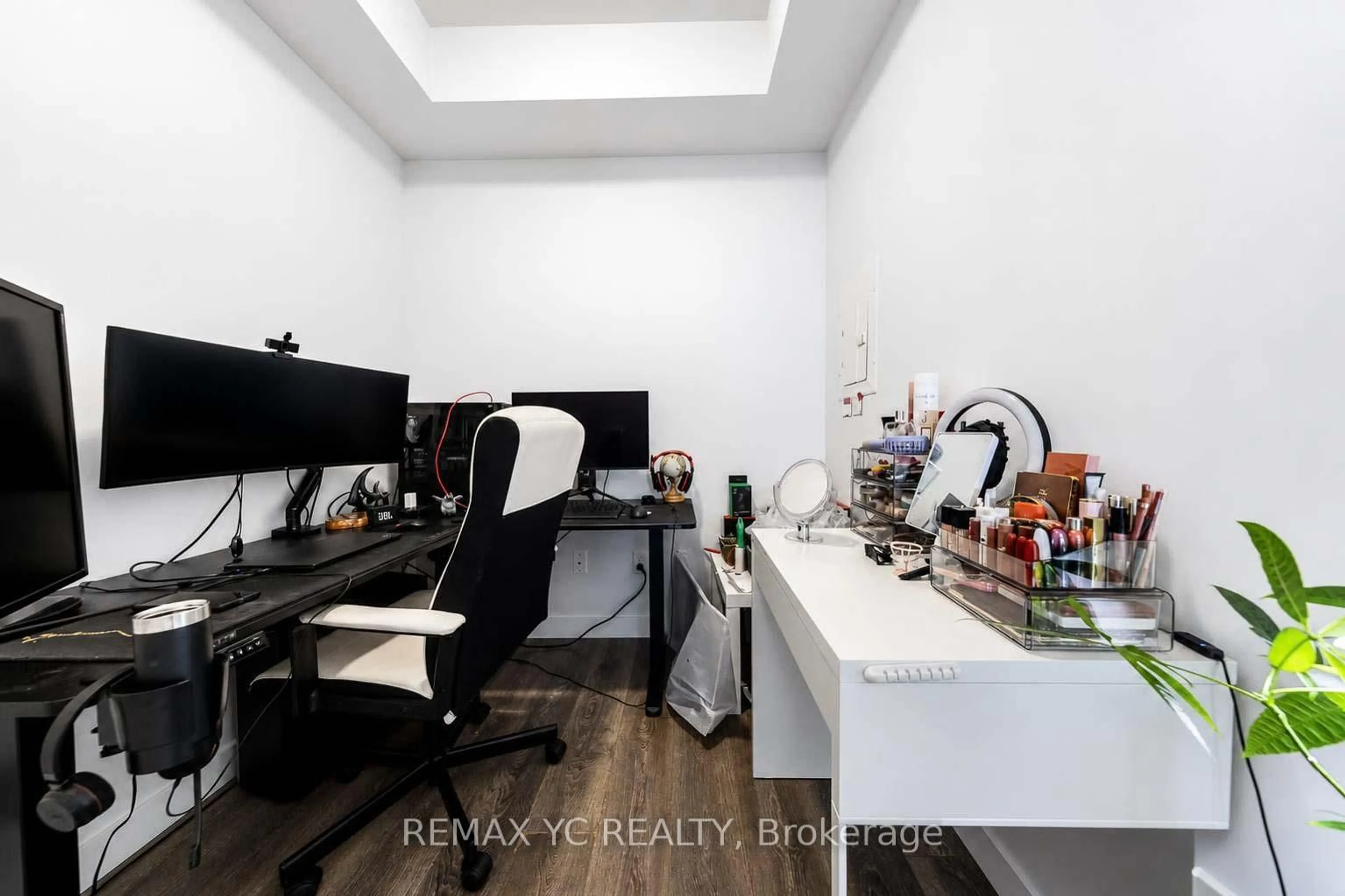Unknown for 39 Roehampton Ave #3708, Toronto Ontario M4P 0G1
