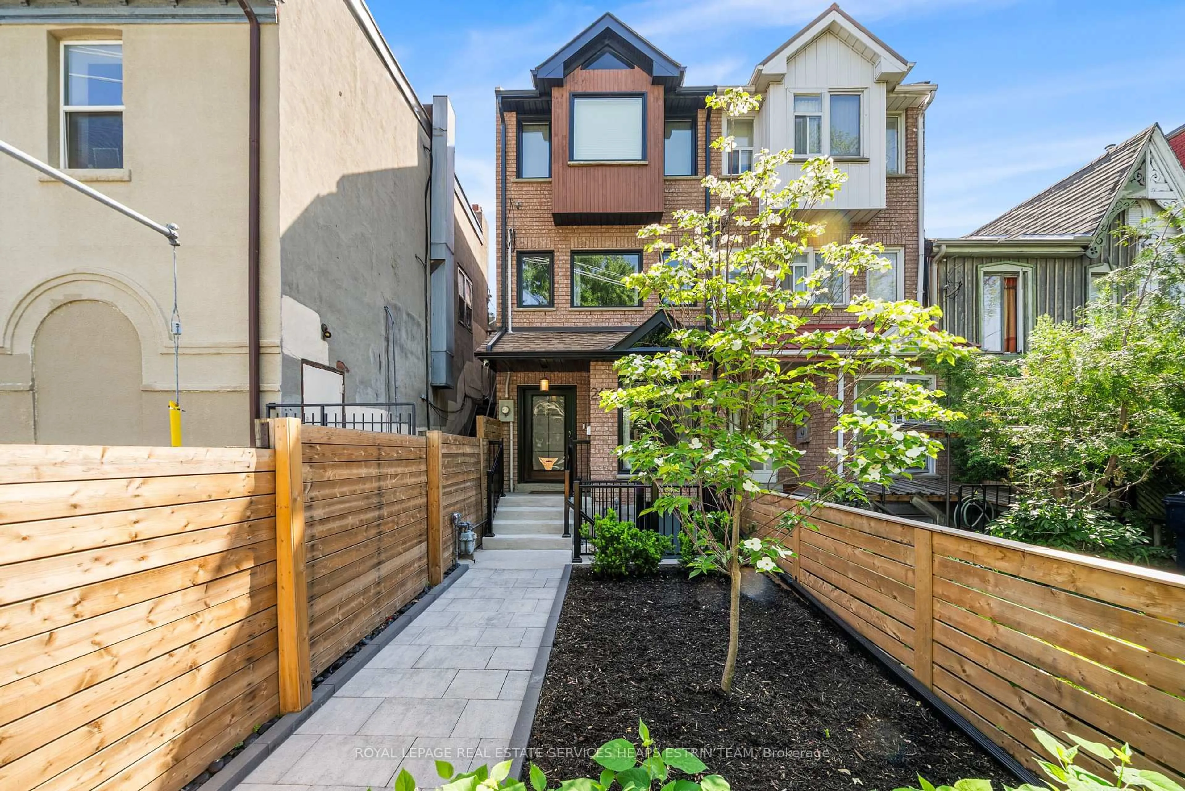 Patio, street for 247A Lippincott St, Toronto Ontario M5S 2P4