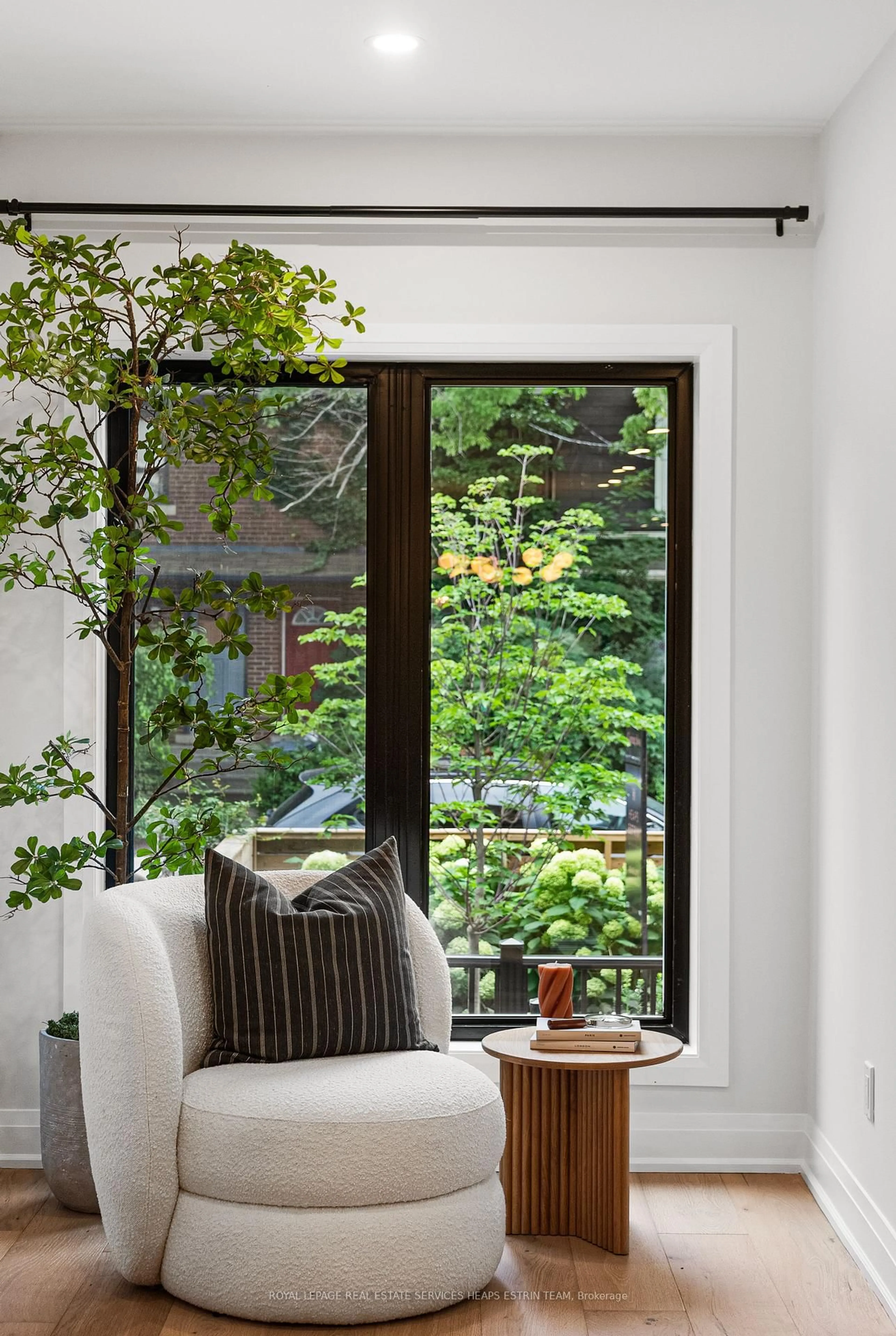 Indoor entryway for 247A Lippincott St, Toronto Ontario M5S 2P4