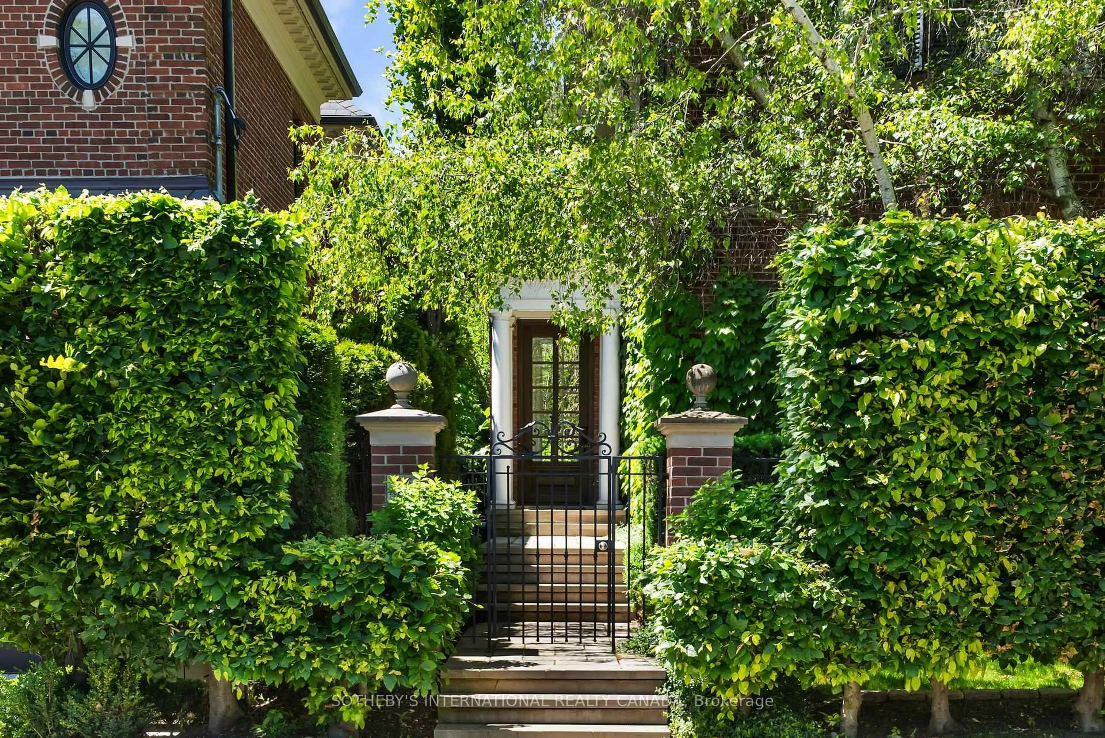 Indoor entryway for 236 Poplar Plains Rd, Toronto Ontario M4V 2N7