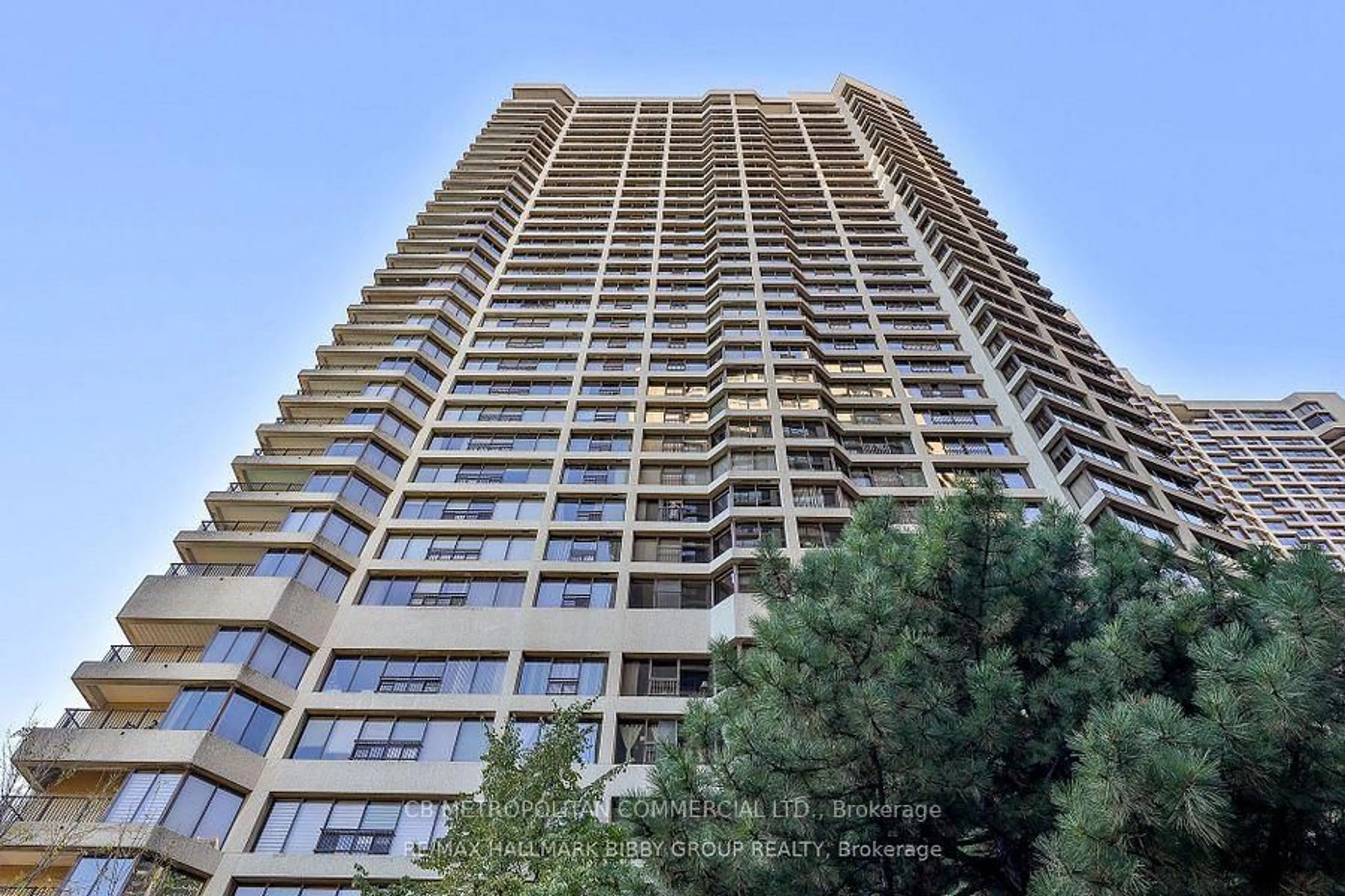 A pic from outside/outdoor area/front of a property/back of a property/a pic from drone, unknown for 65 Harbour Sq #3305, Toronto Ontario M5J 2L4