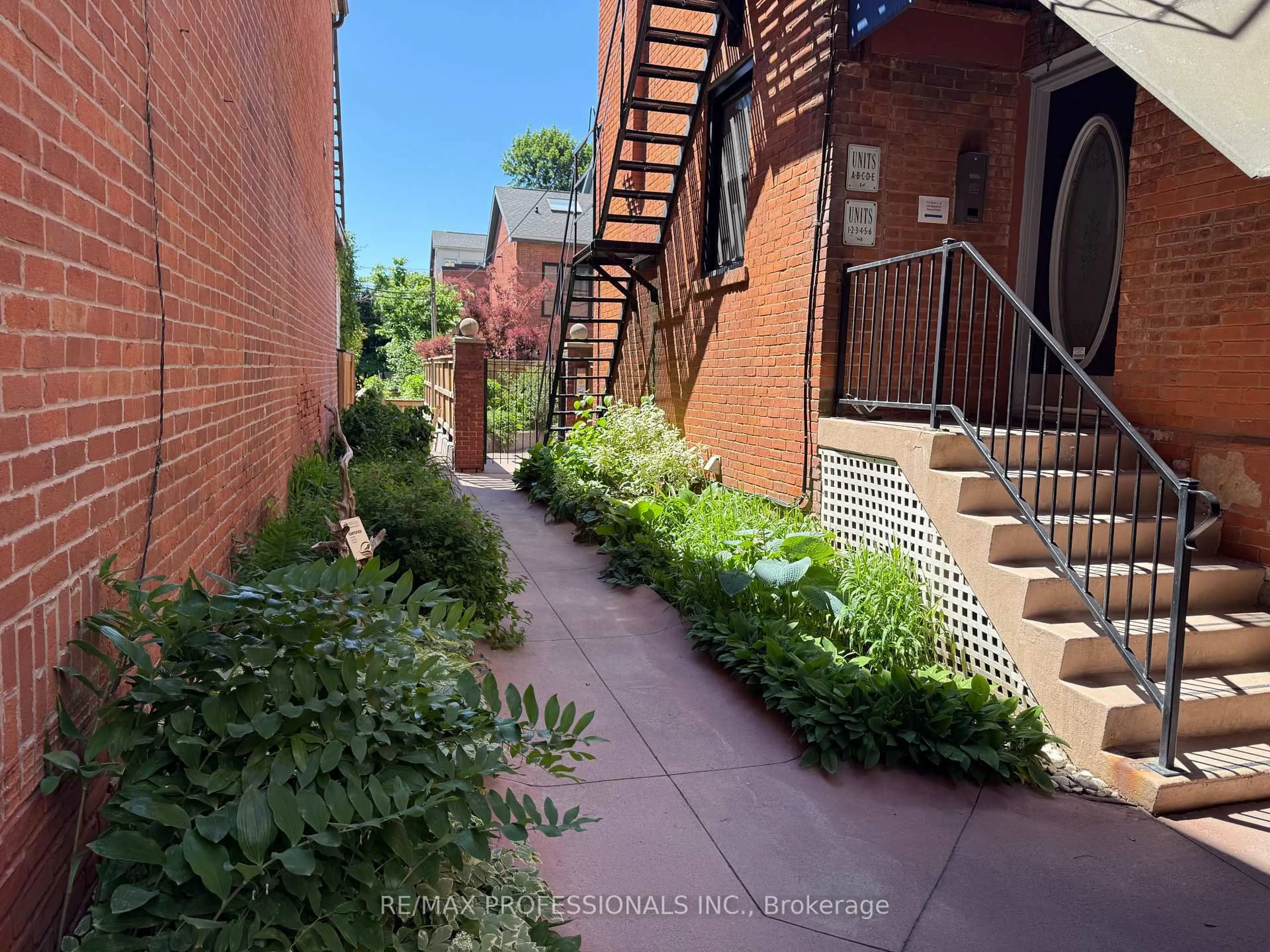 Patio, street for 253 Wellesley St #C, Toronto Ontario M4X 1G8