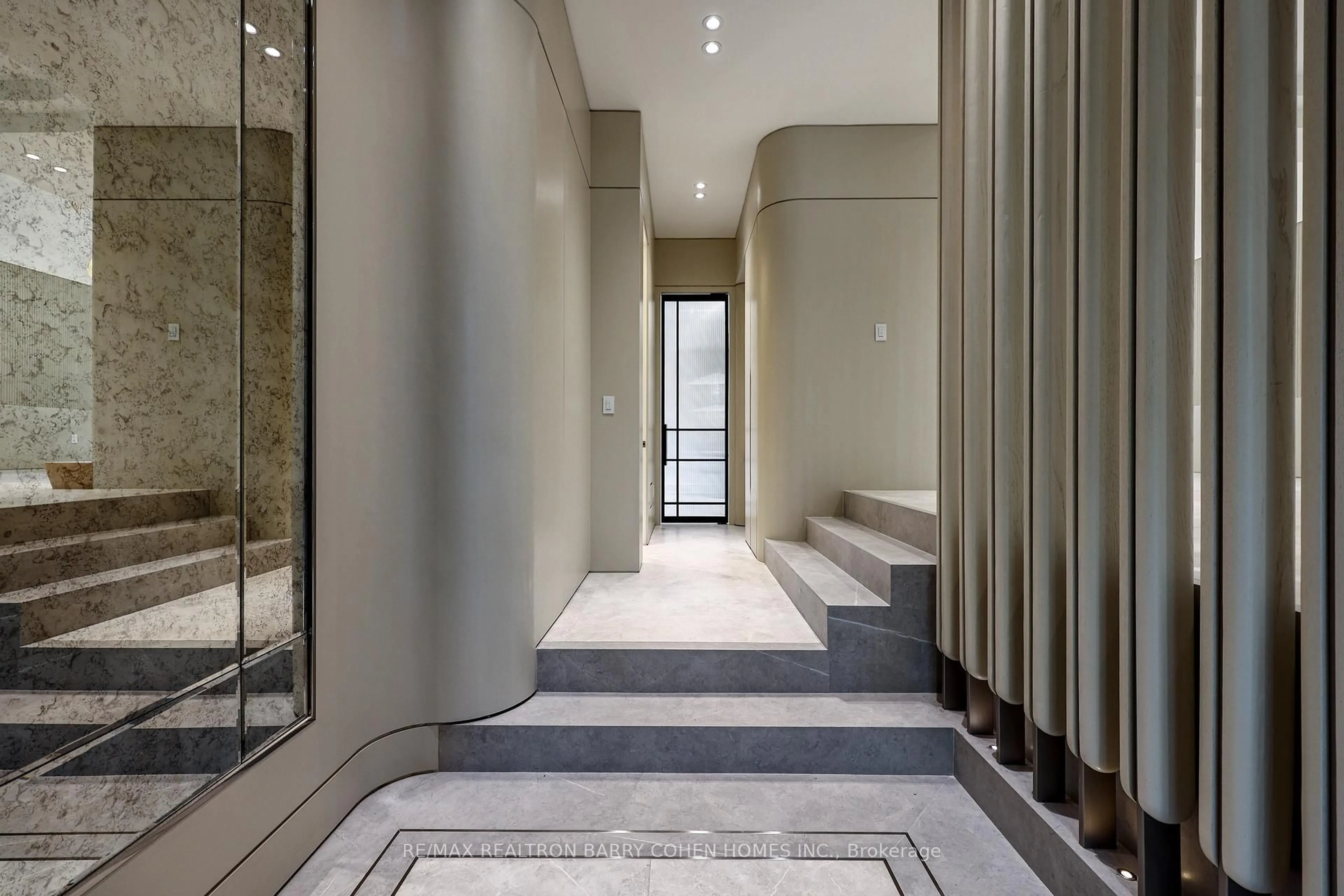 Indoor foyer for 39 Chudleigh Ave, Toronto Ontario M4R 1T1