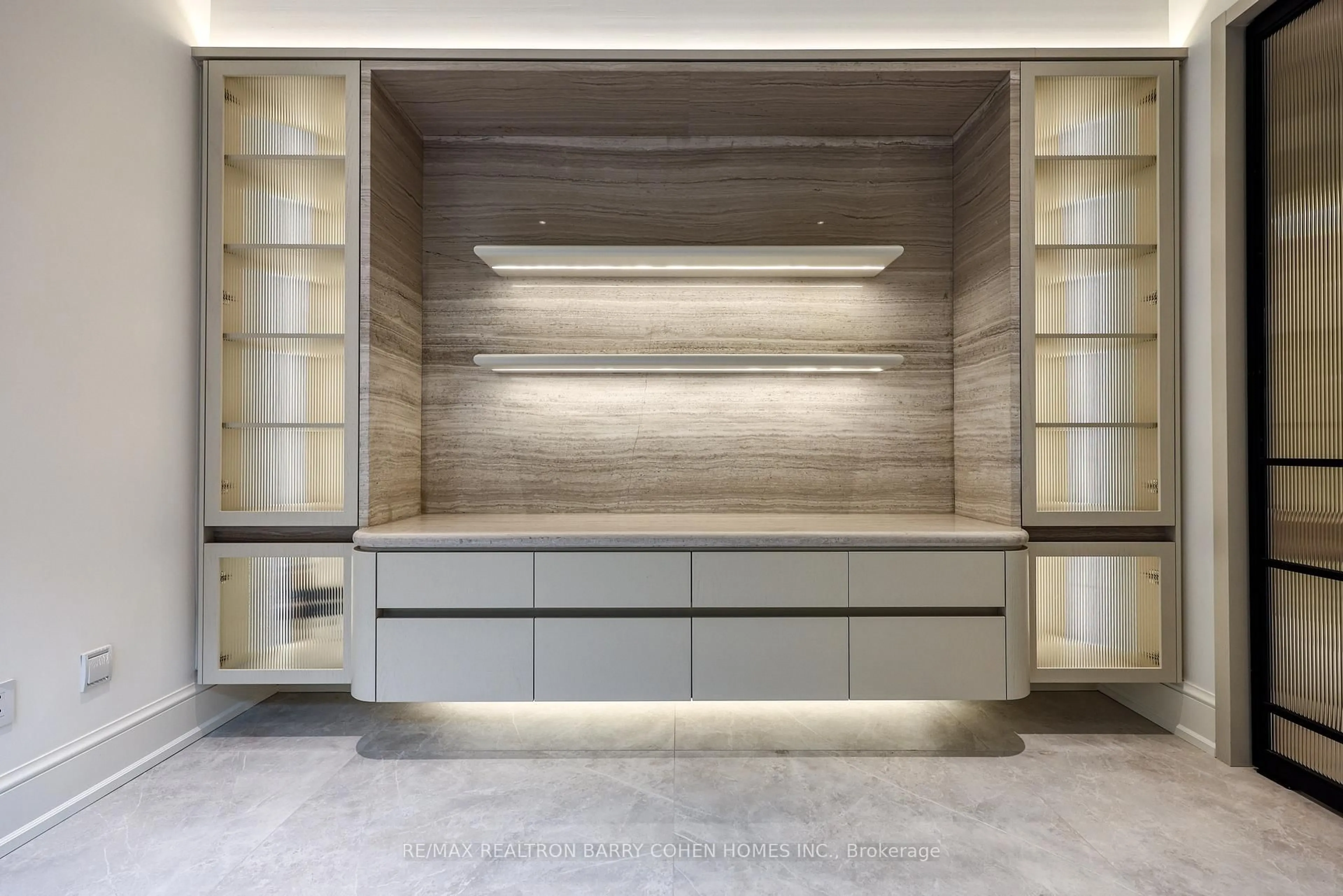 Lobby for 39 Chudleigh Ave, Toronto Ontario M4R 1T1