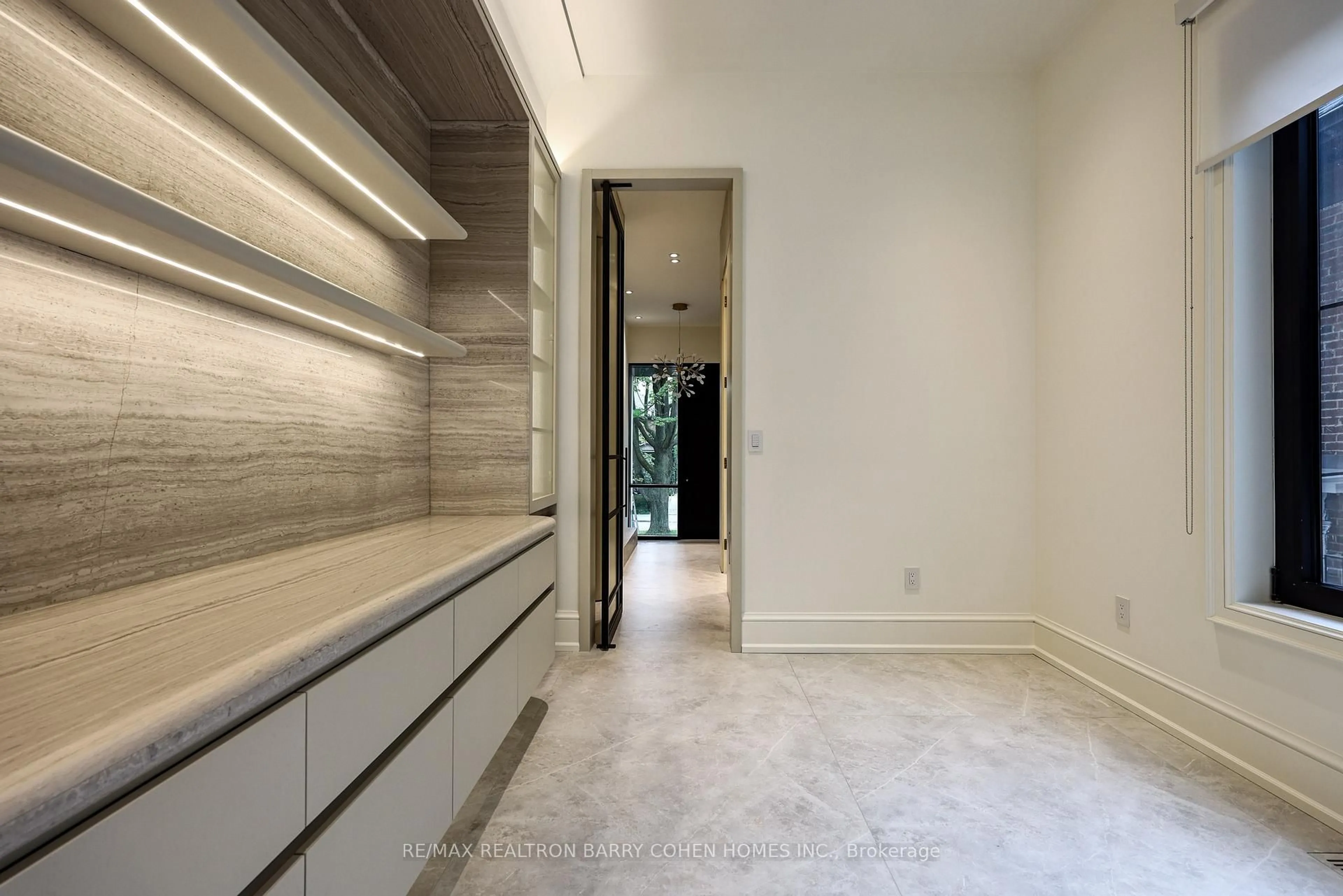 Indoor entryway for 39 Chudleigh Ave, Toronto Ontario M4R 1T1