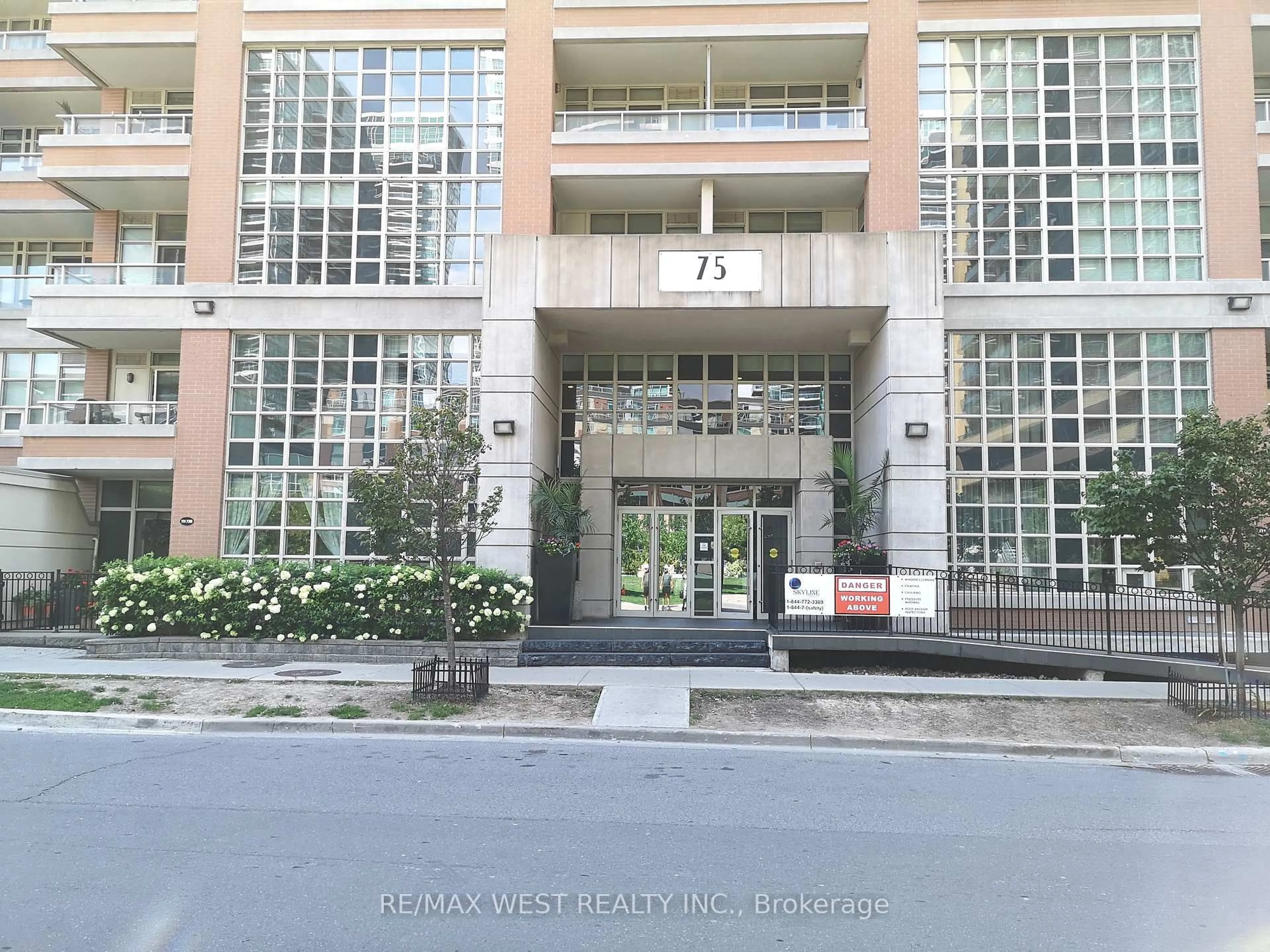Indoor foyer for 75 East Liberty St #1718, Toronto Ontario M6K 3R3