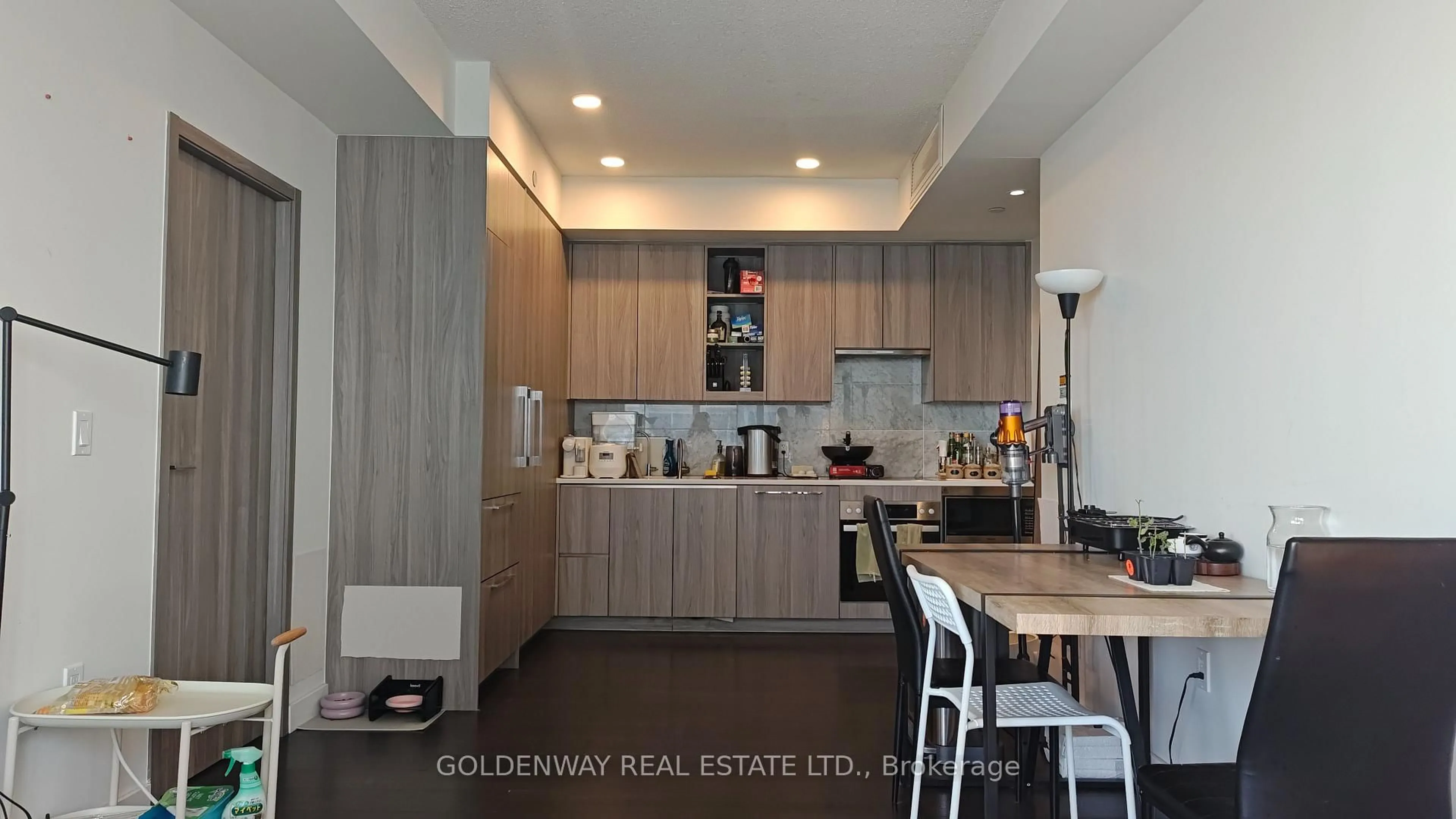Contemporary kitchen, wood/laminate floor for 85 McMahon Dr #2109, Toronto Ontario M2K 0H1