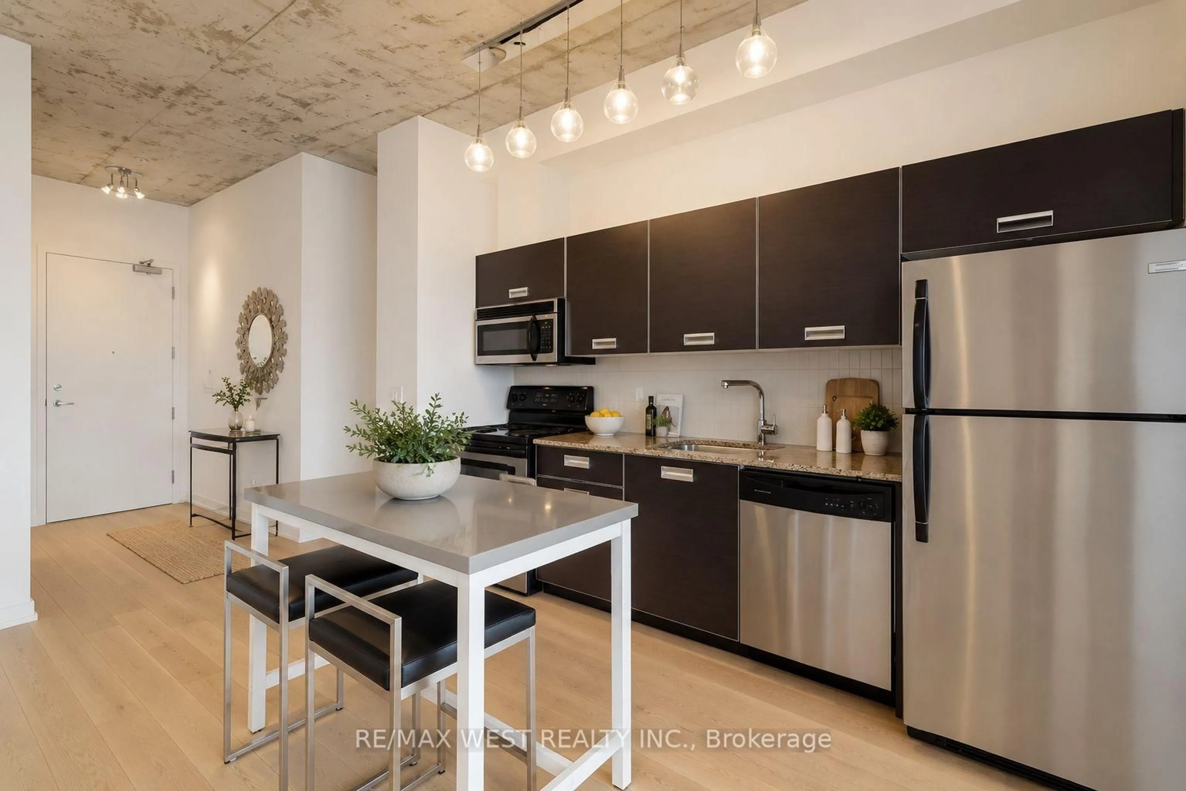 Open concept kitchen, cement floor for 60 Bathurst St #401, Toronto Ontario M5V 2P4