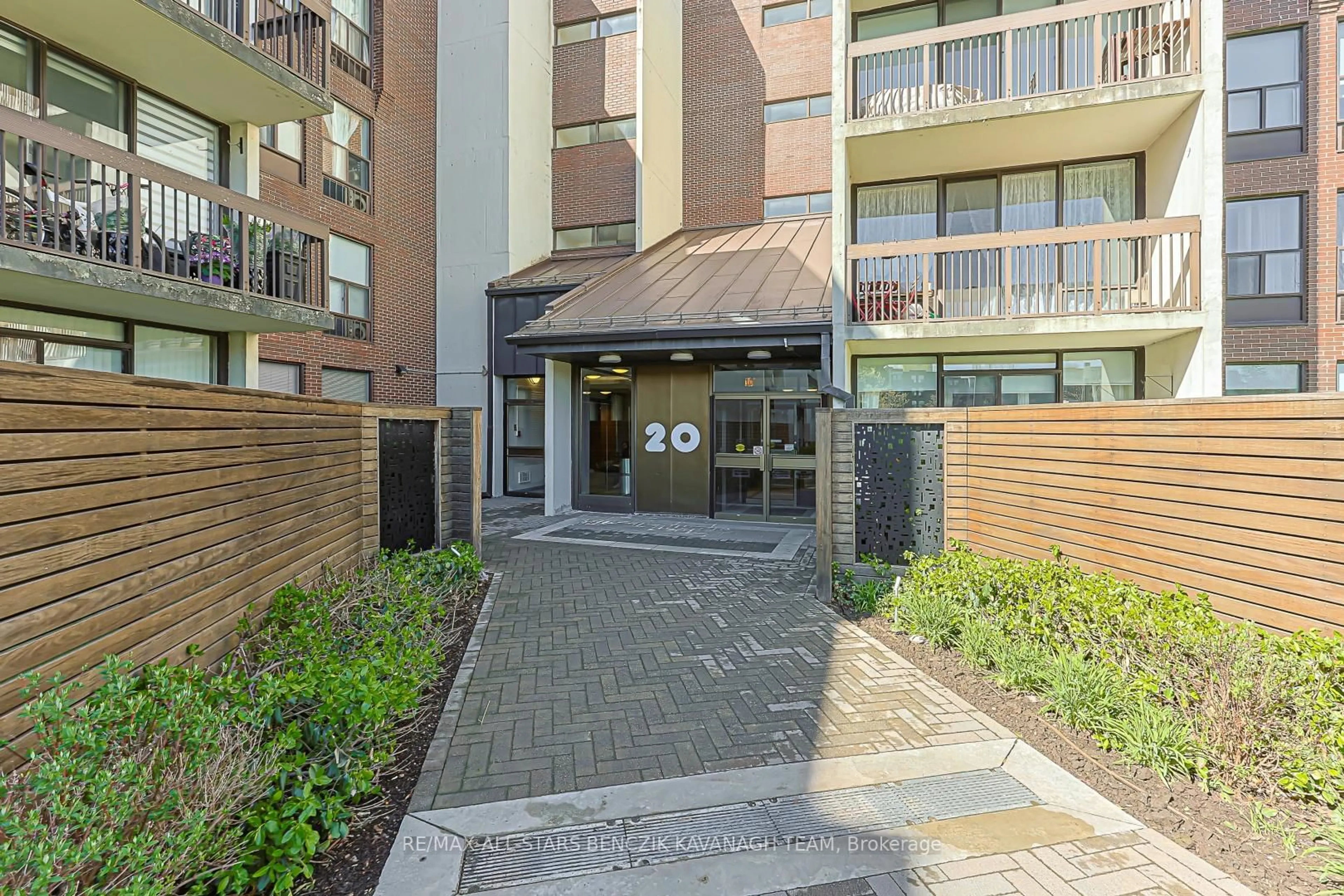 Indoor foyer for 20 Fashion Roseway #408, Toronto Ontario M2N 6B5