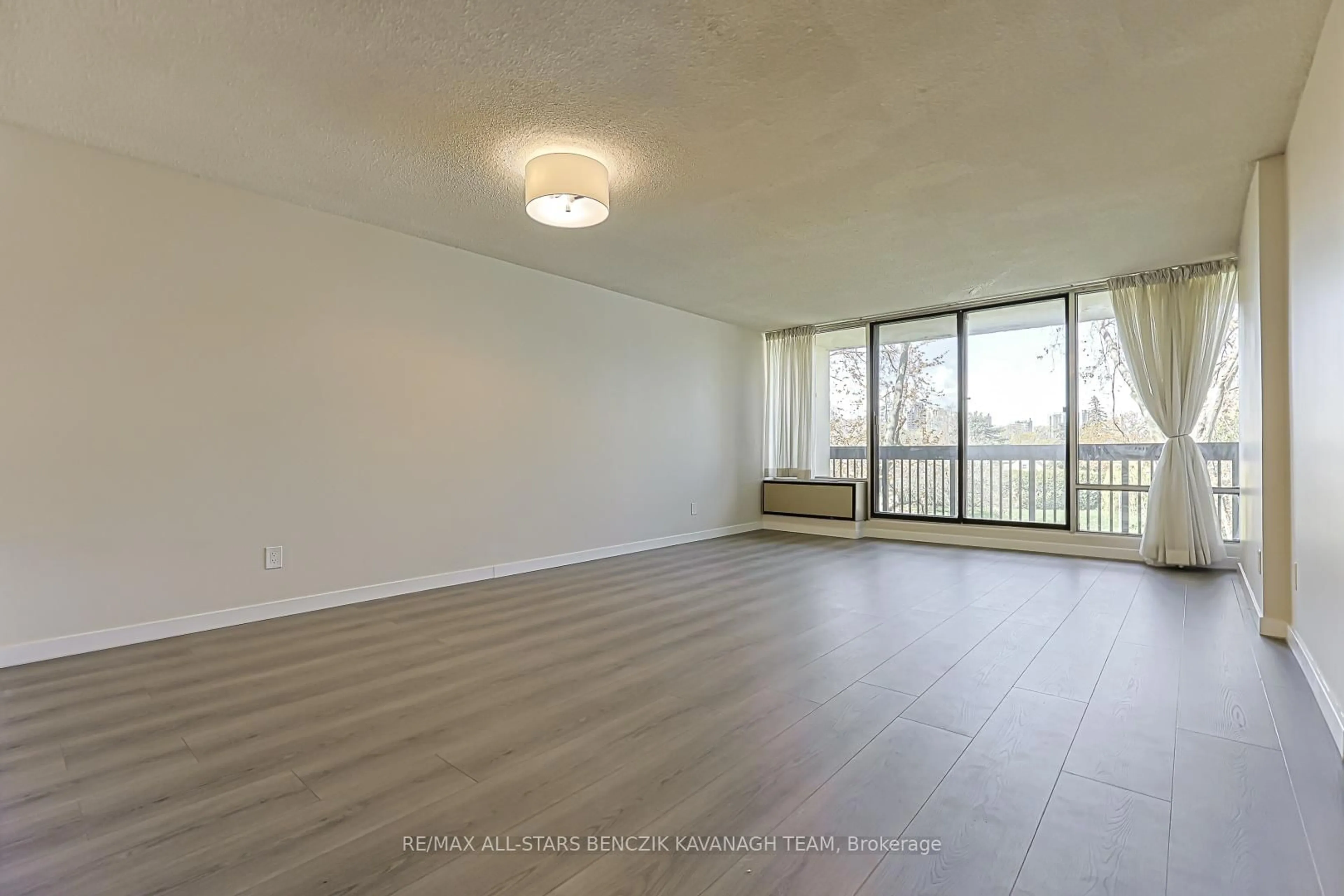 A pic of a room for 20 Fashion Roseway #408, Toronto Ontario M2N 6B5