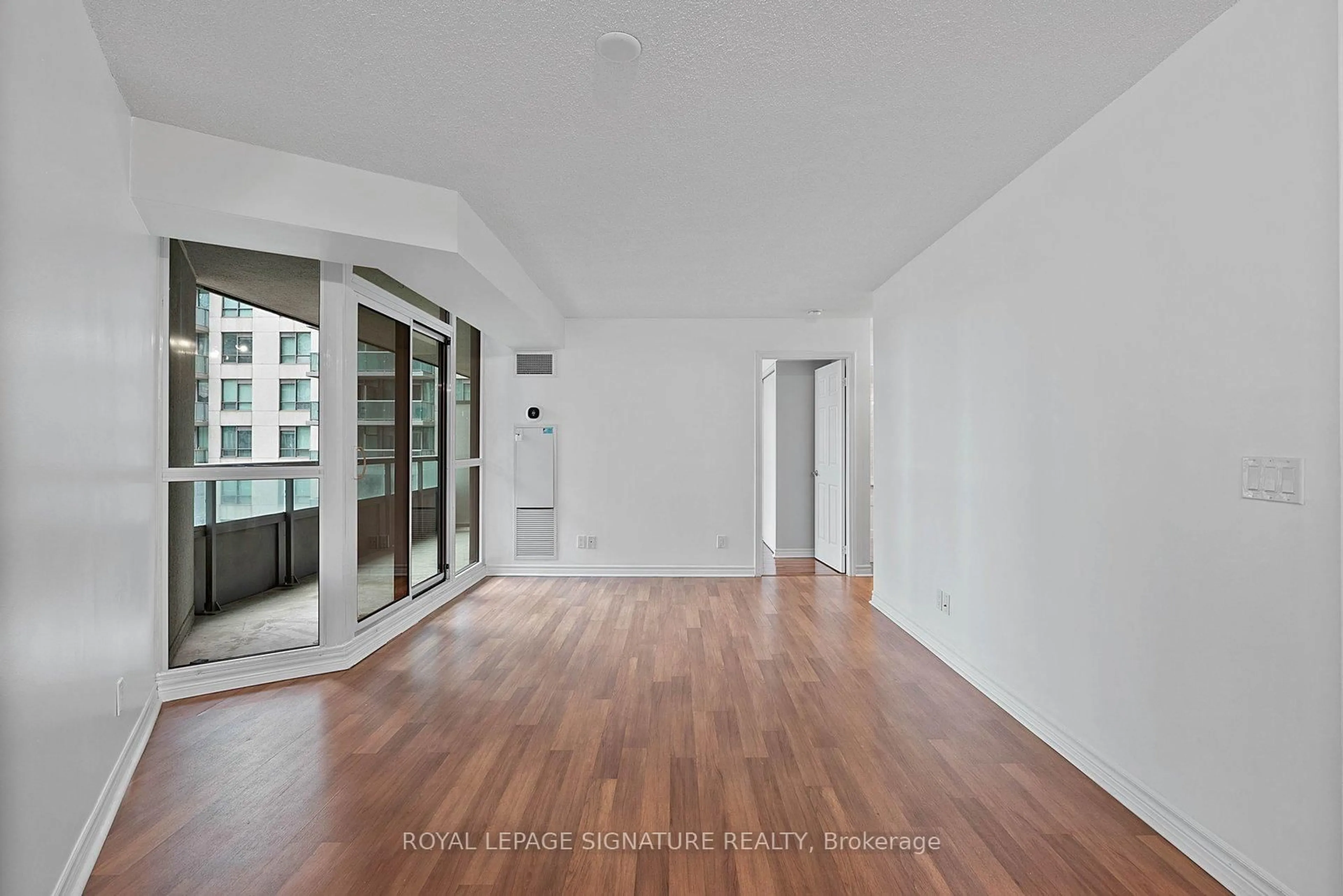 Unknown for 19 Grand Trunk Cres #801, Toronto Ontario M5J 3A3