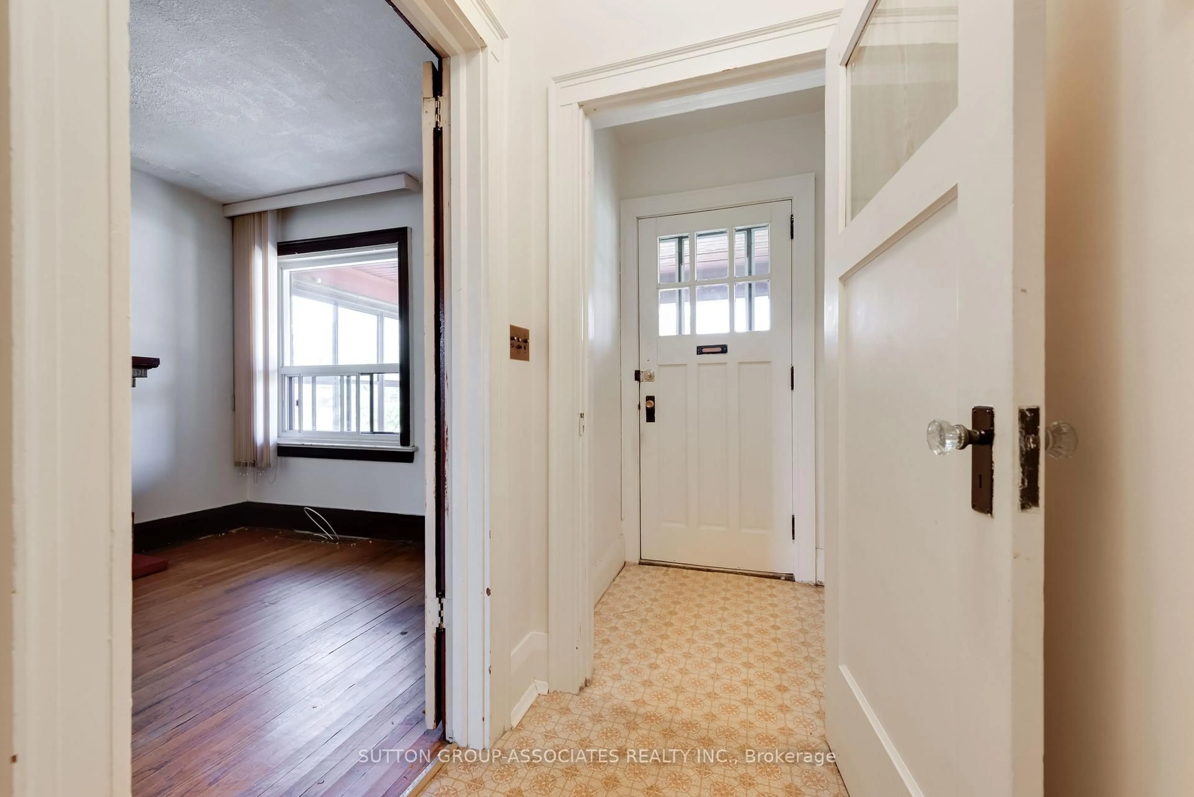 Indoor entryway for 155 Earlsdale Ave, Toronto Ontario M6E 1L3