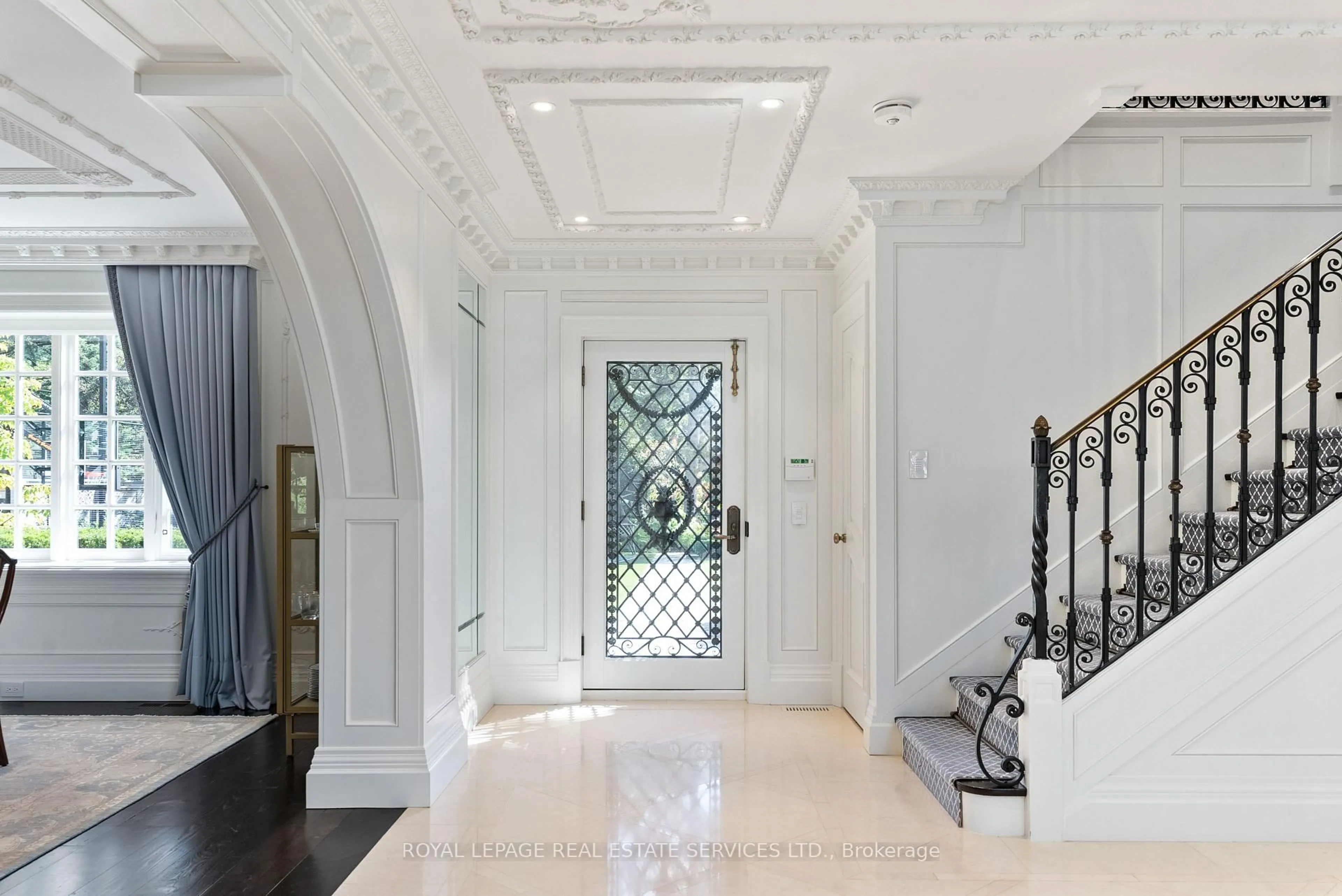 Indoor entryway for 108 Sandringham Dr, Toronto Ontario M3H 1C9