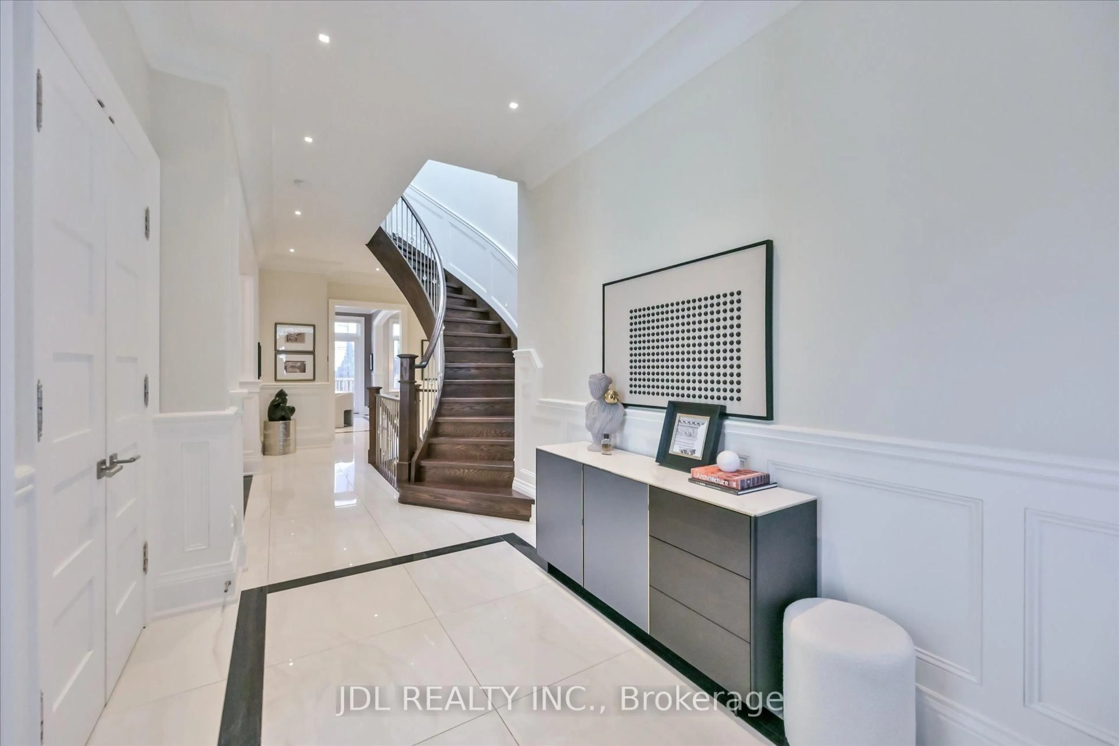 Indoor entryway for 38A Doverwood Crt, Toronto Ontario M2M 2G8