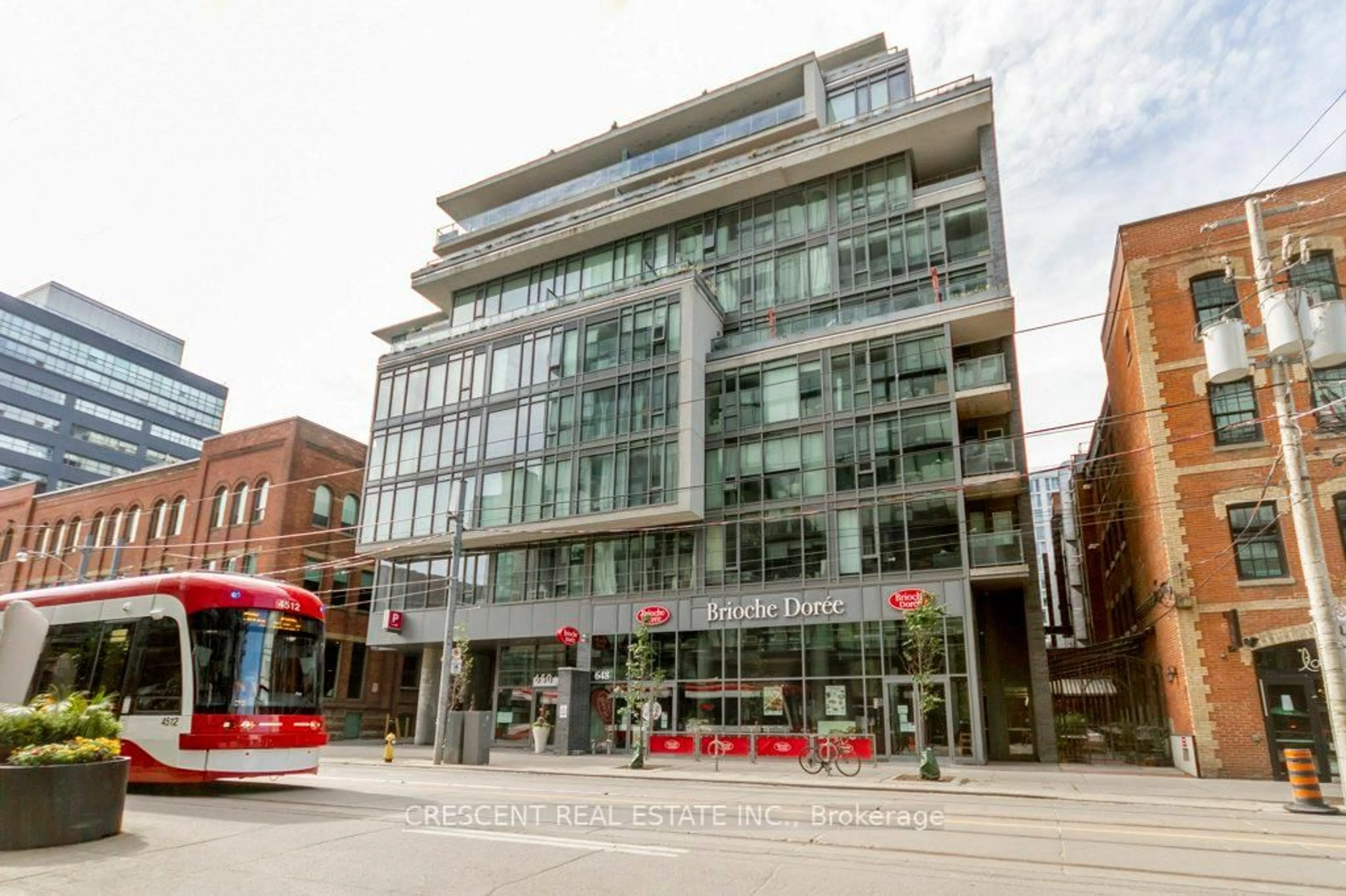 Indoor foyer for 650 King St #402, Toronto Ontario M5V 0H6