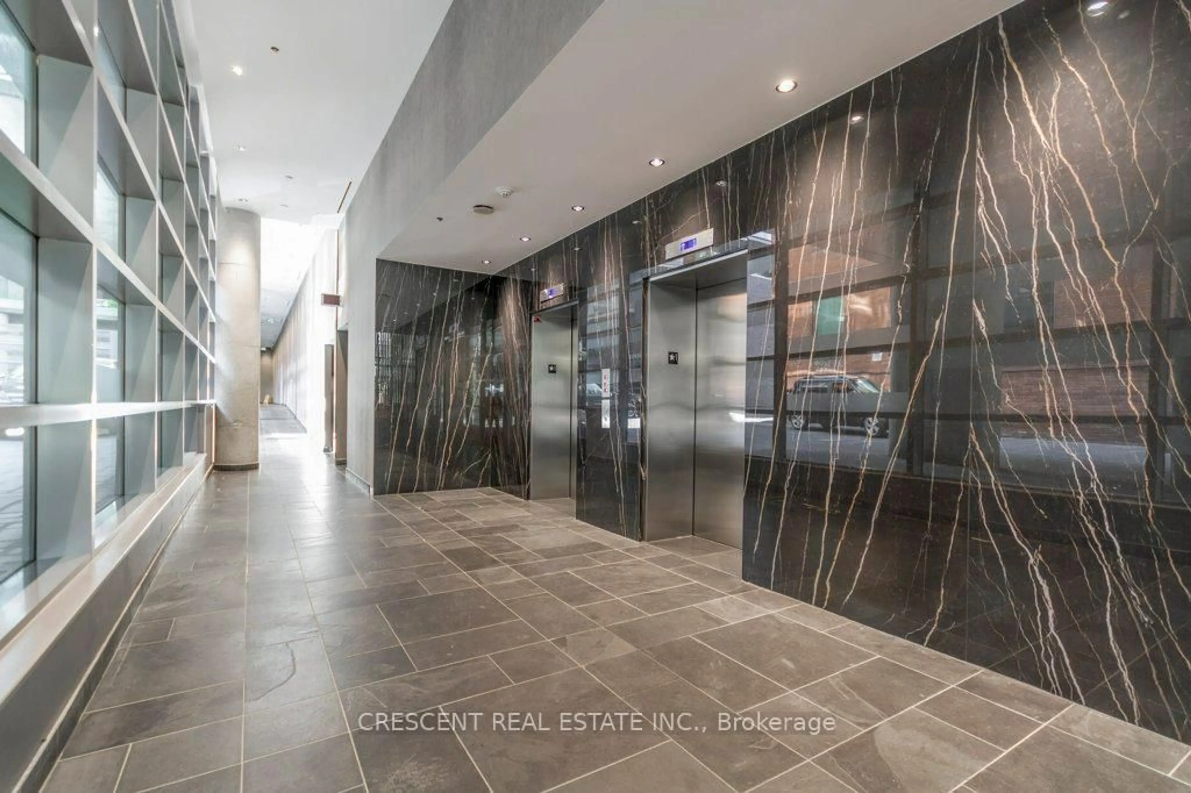 Indoor foyer for 650 King St #402, Toronto Ontario M5V 0H6