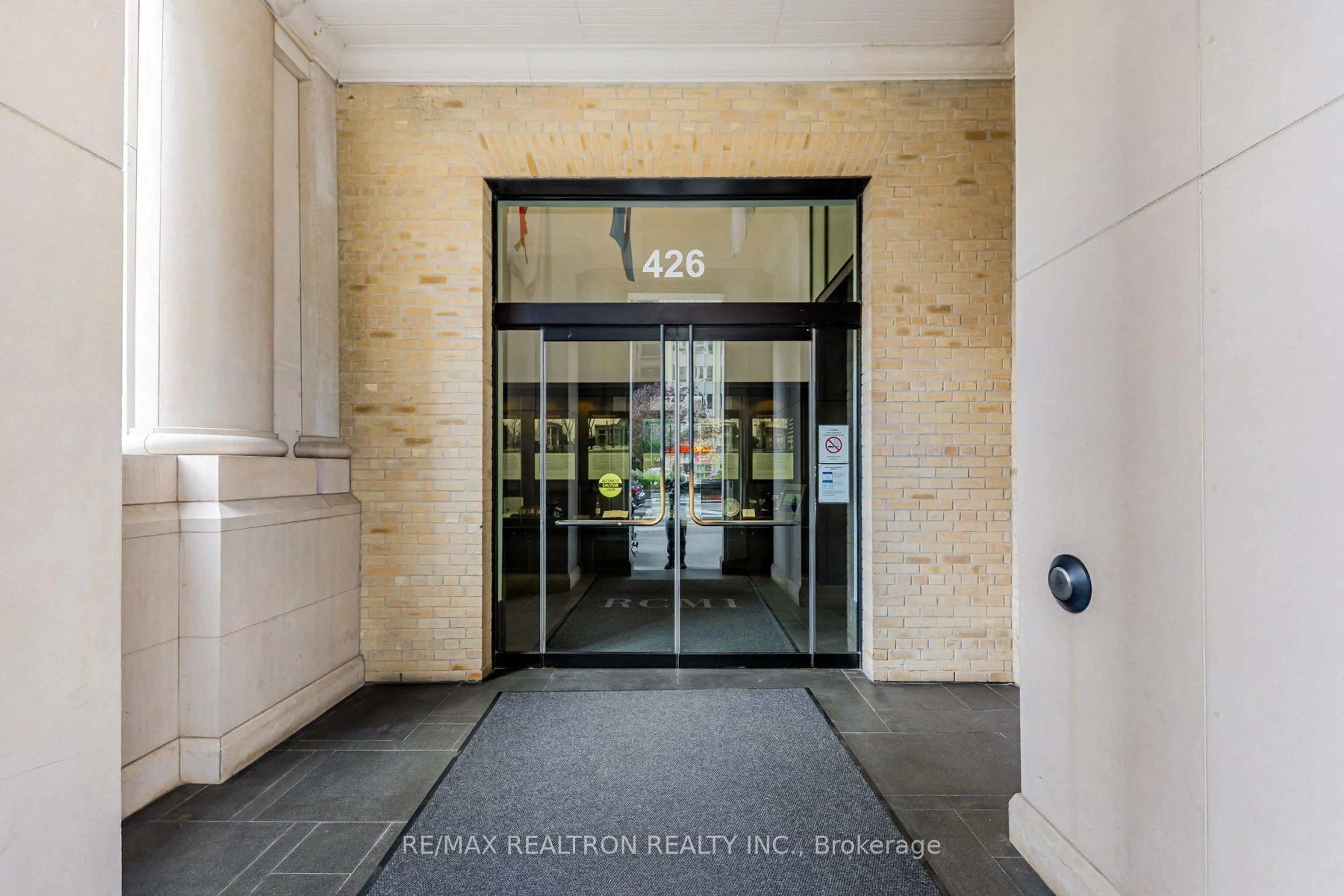Indoor foyer for 426 University Ave #905, Toronto Ontario M5G 1S9