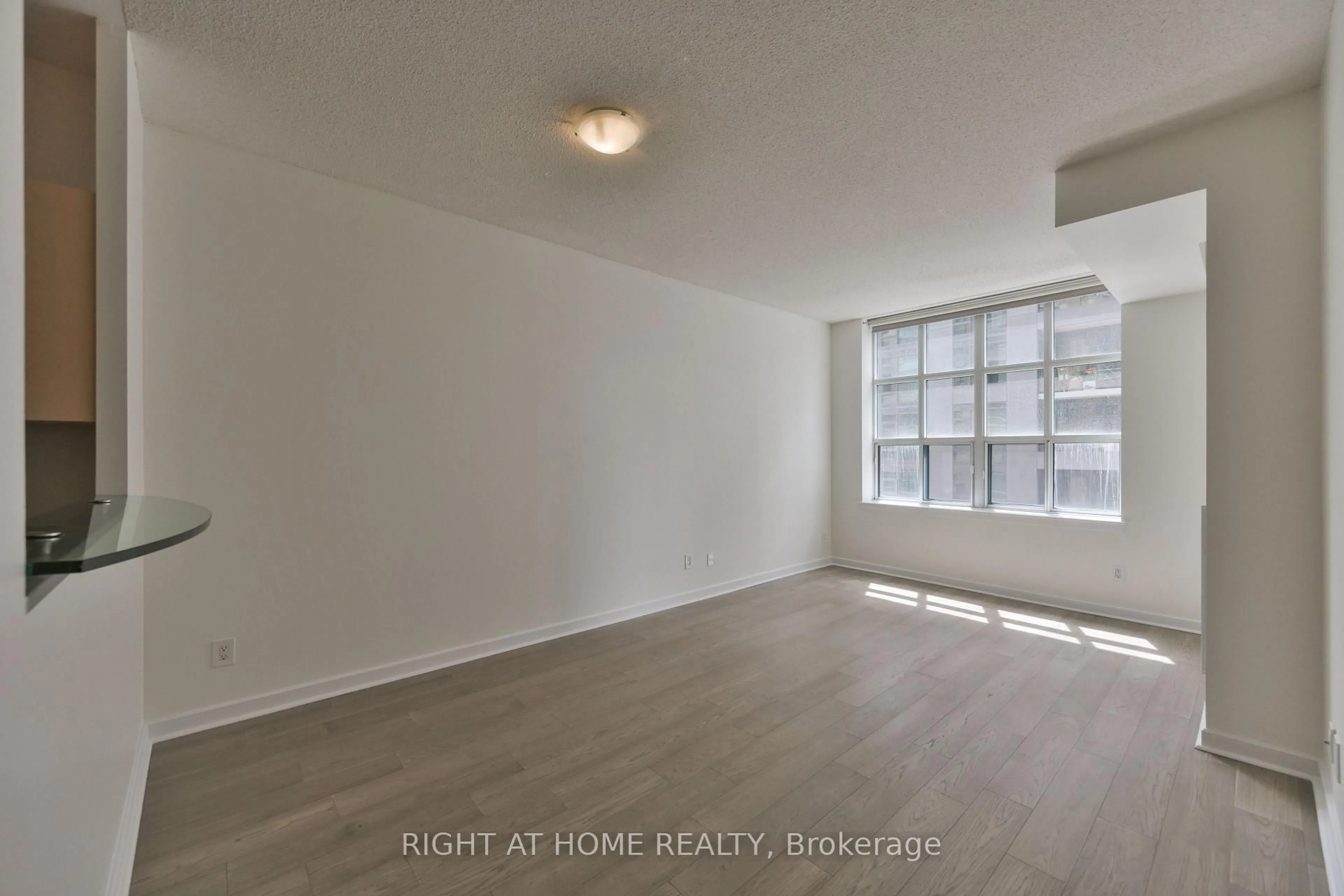 A pic of a room for 438 Richmond St #621, Toronto Ontario M5V 3S6