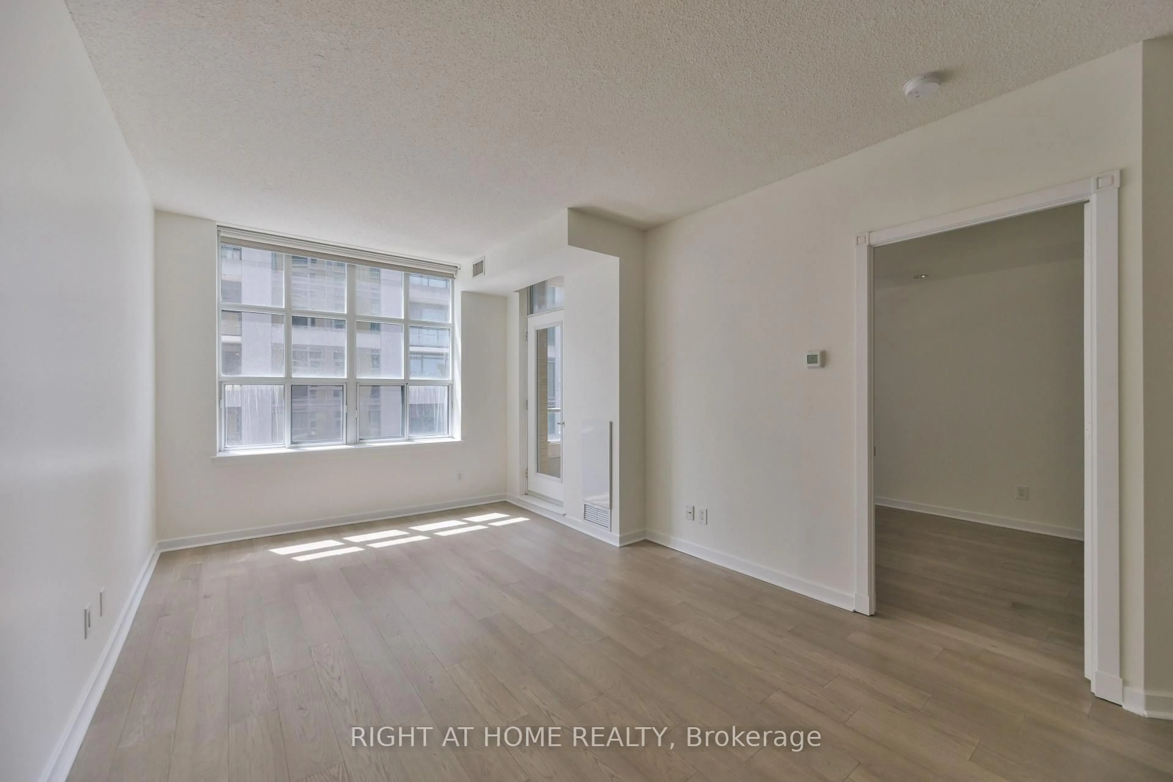 A pic of a room for 438 Richmond St #621, Toronto Ontario M5V 3S6