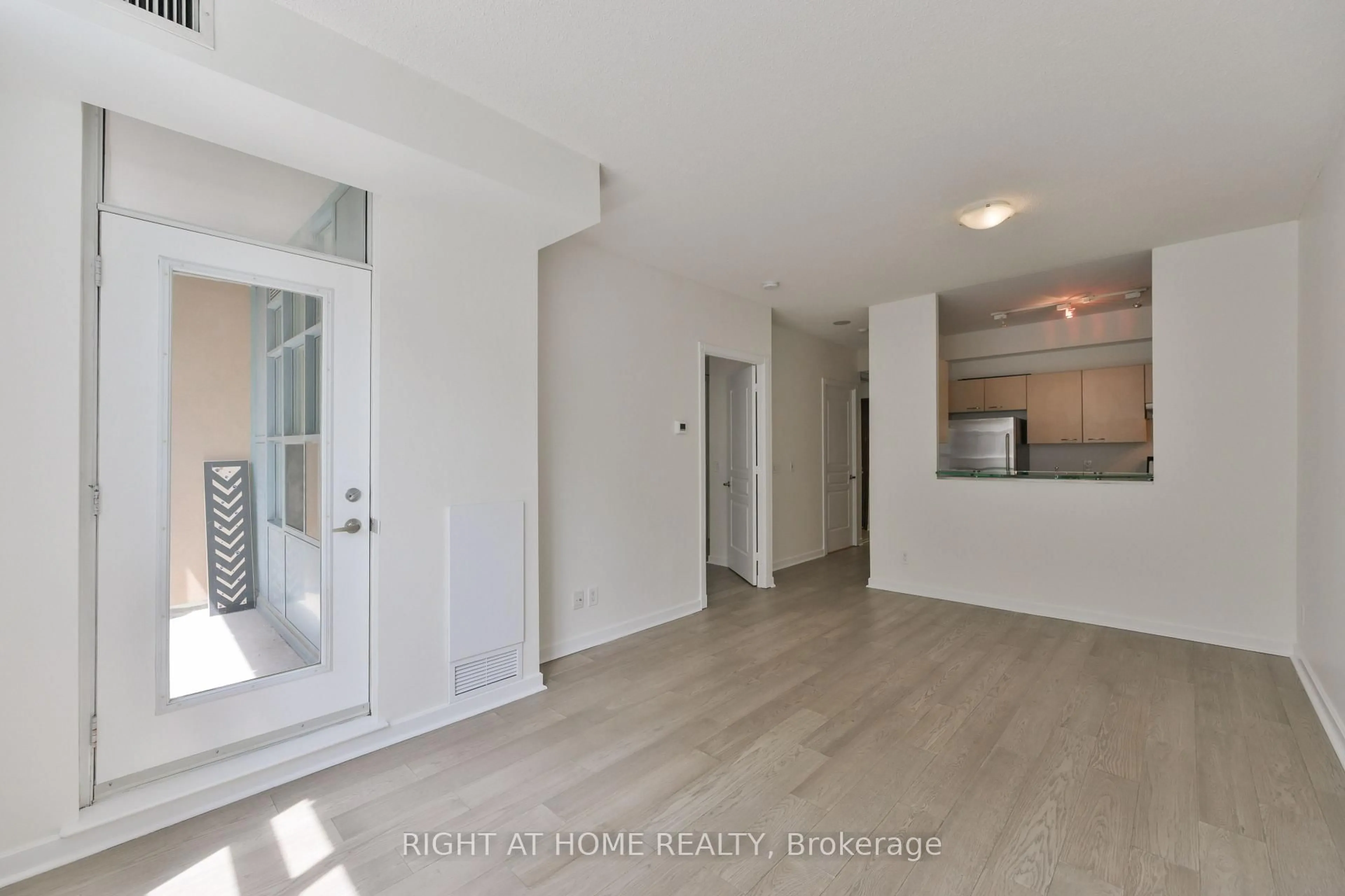 Unknown for 438 Richmond St #621, Toronto Ontario M5V 3S6