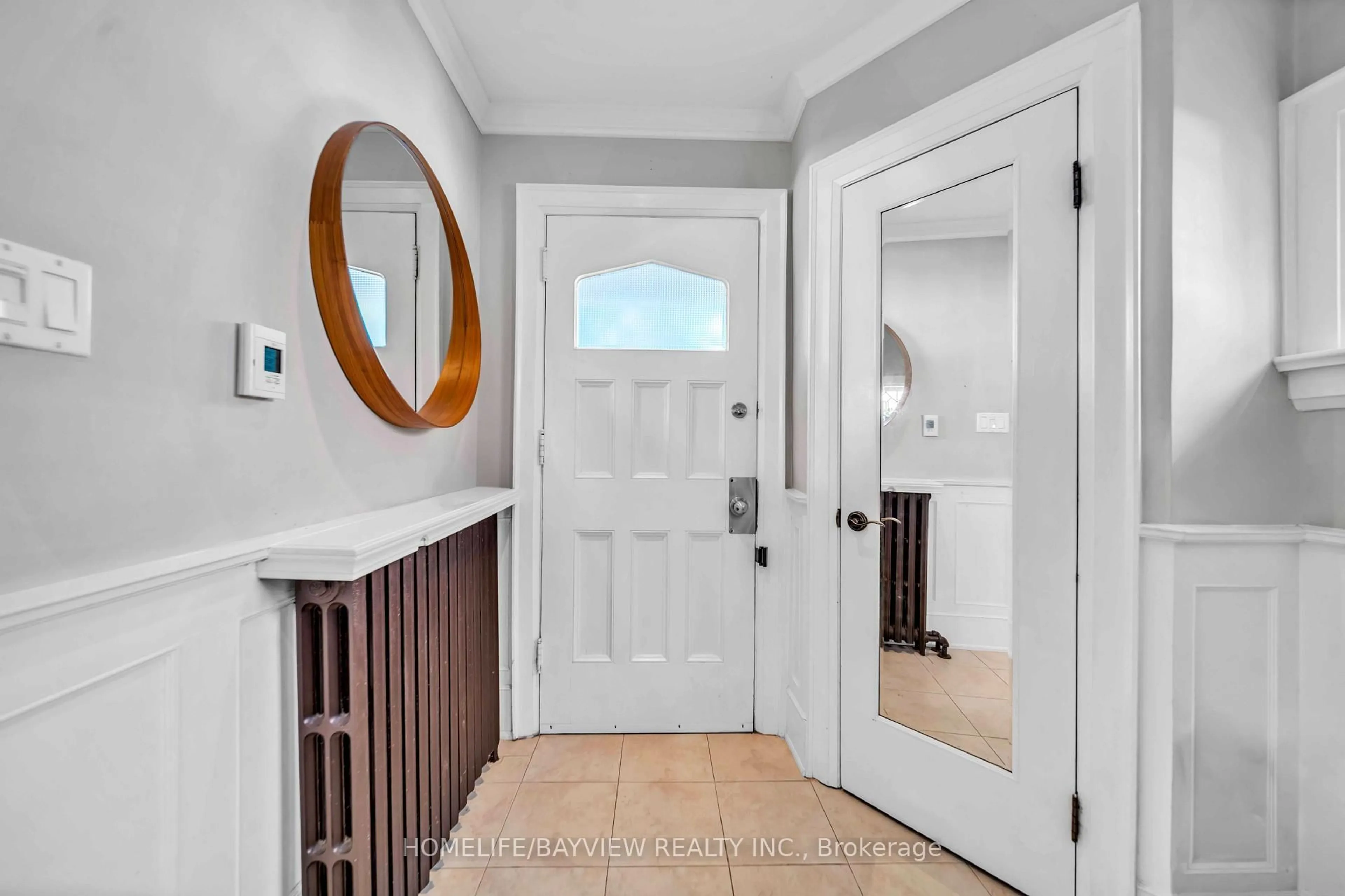 Indoor entryway for 131 Heddington Ave, Toronto Ontario M5N 2K9