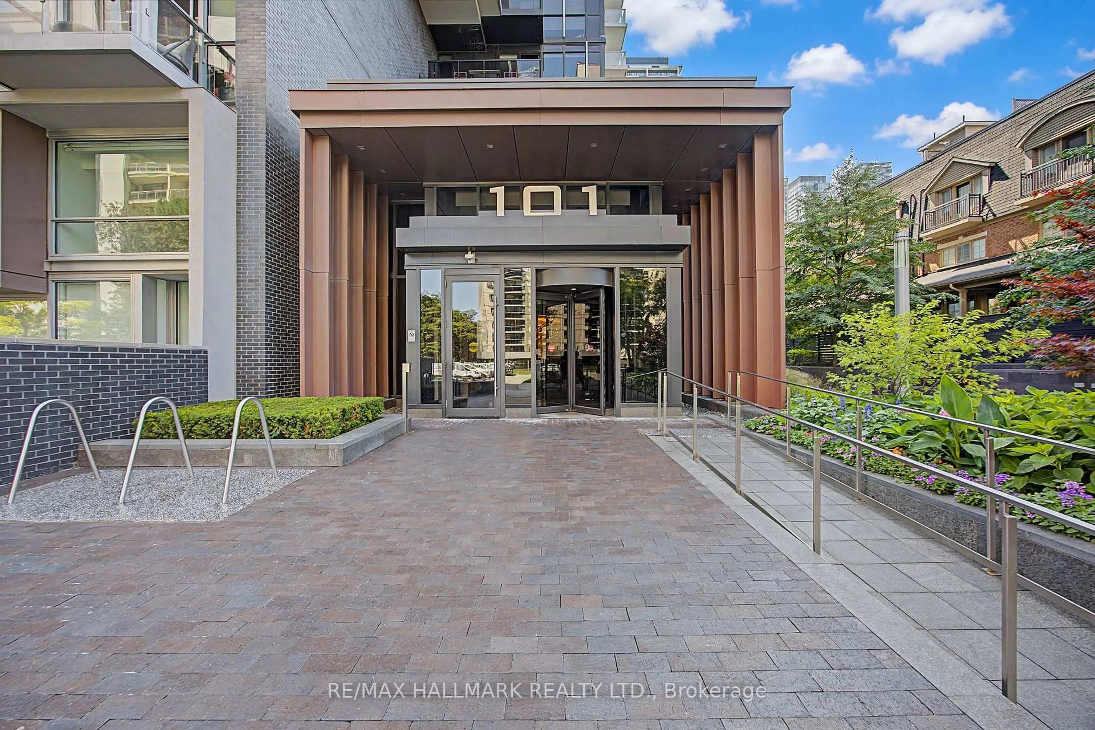 Indoor foyer for 101 Erskine Ave #PH15, Toronto Ontario M4P 0C5