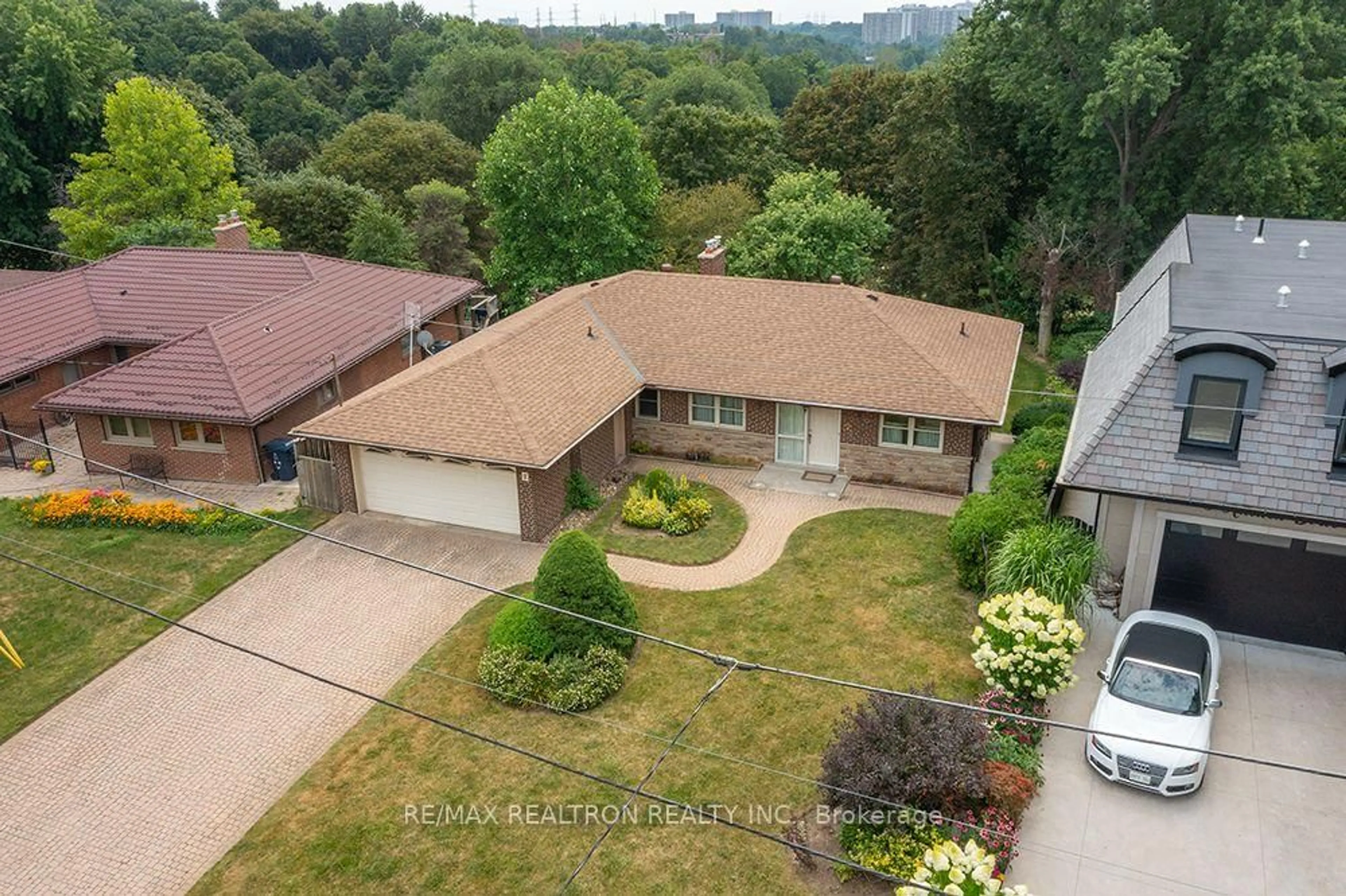 A pic from outside/outdoor area/front of a property/back of a property/a pic from drone, street for 7 Anewen Dr, Toronto Ontario M4A 1R9