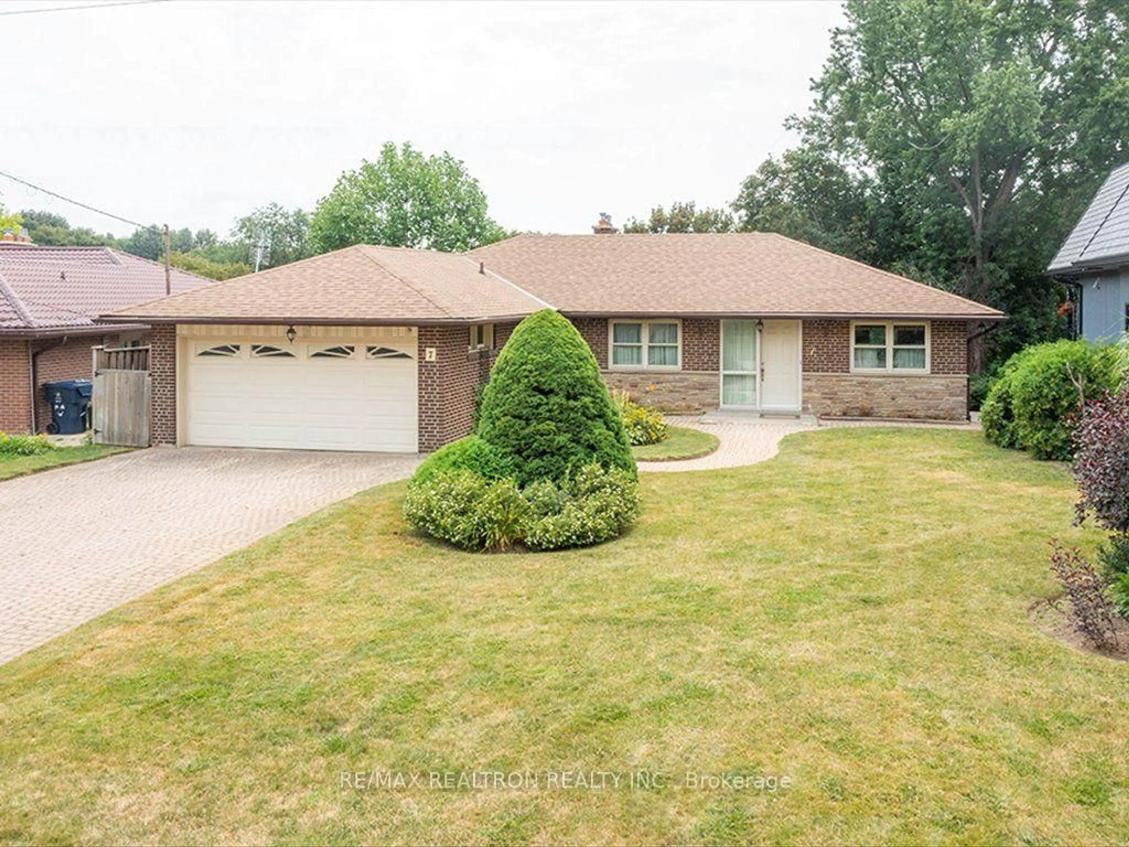 A pic from outside/outdoor area/front of a property/back of a property/a pic from drone, street for 7 Anewen Dr, Toronto Ontario M4A 1R9