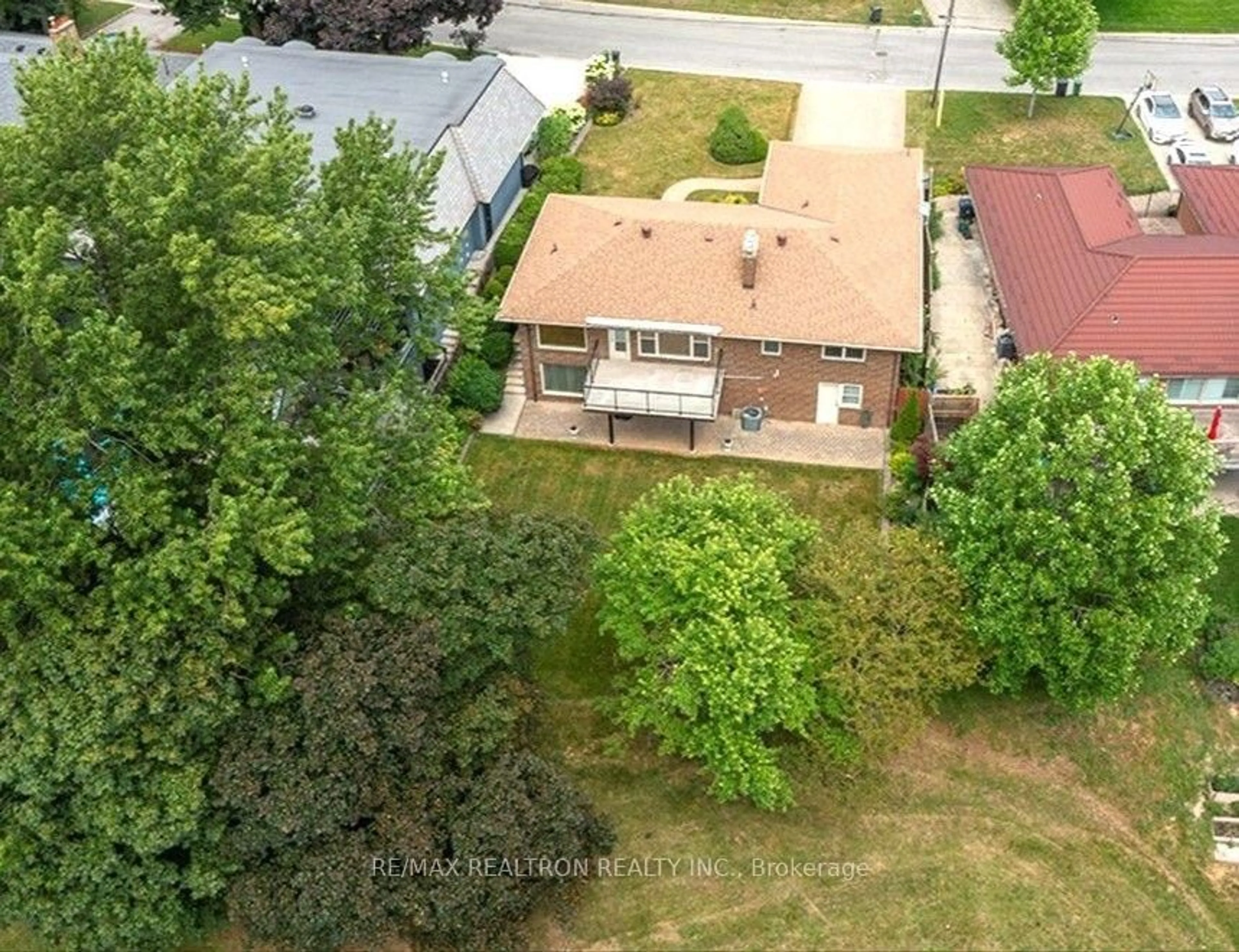 A pic from outside/outdoor area/front of a property/back of a property/a pic from drone, street for 7 Anewen Dr, Toronto Ontario M4A 1R9