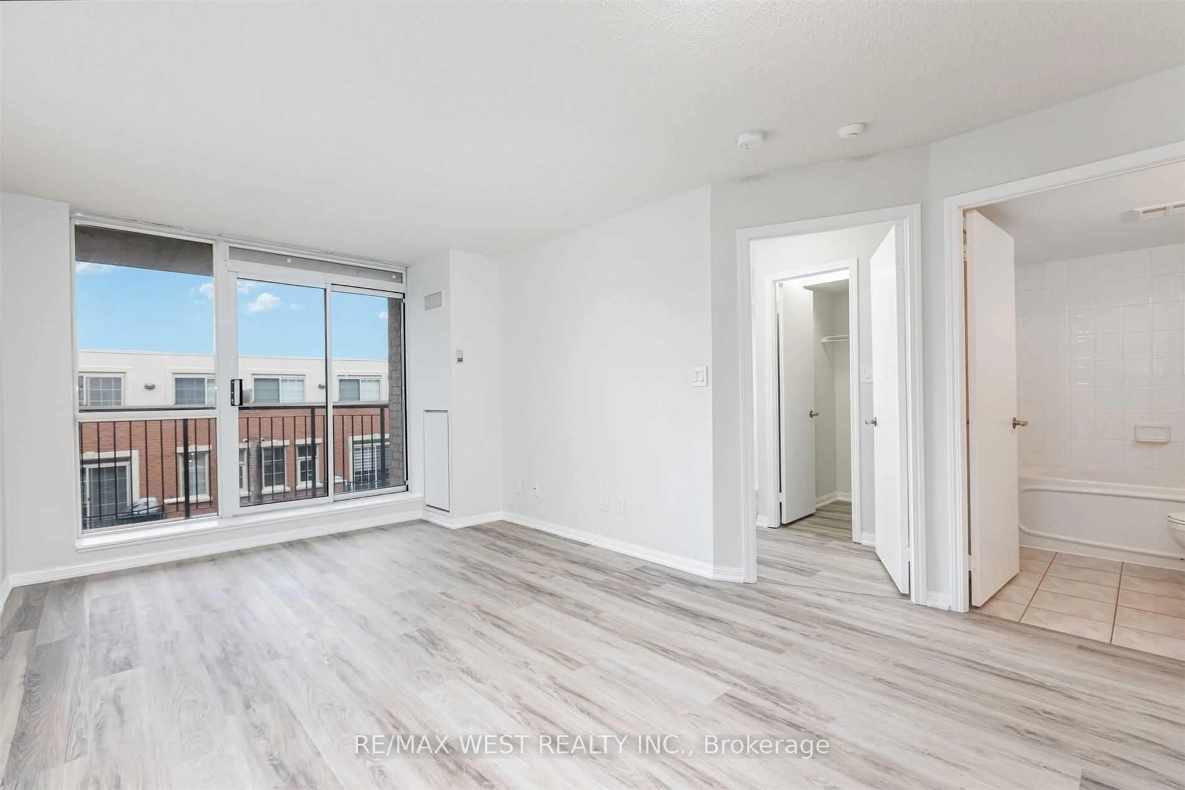 A pic of a room for 1000 King St #420, Toronto Ontario M6K 3N1