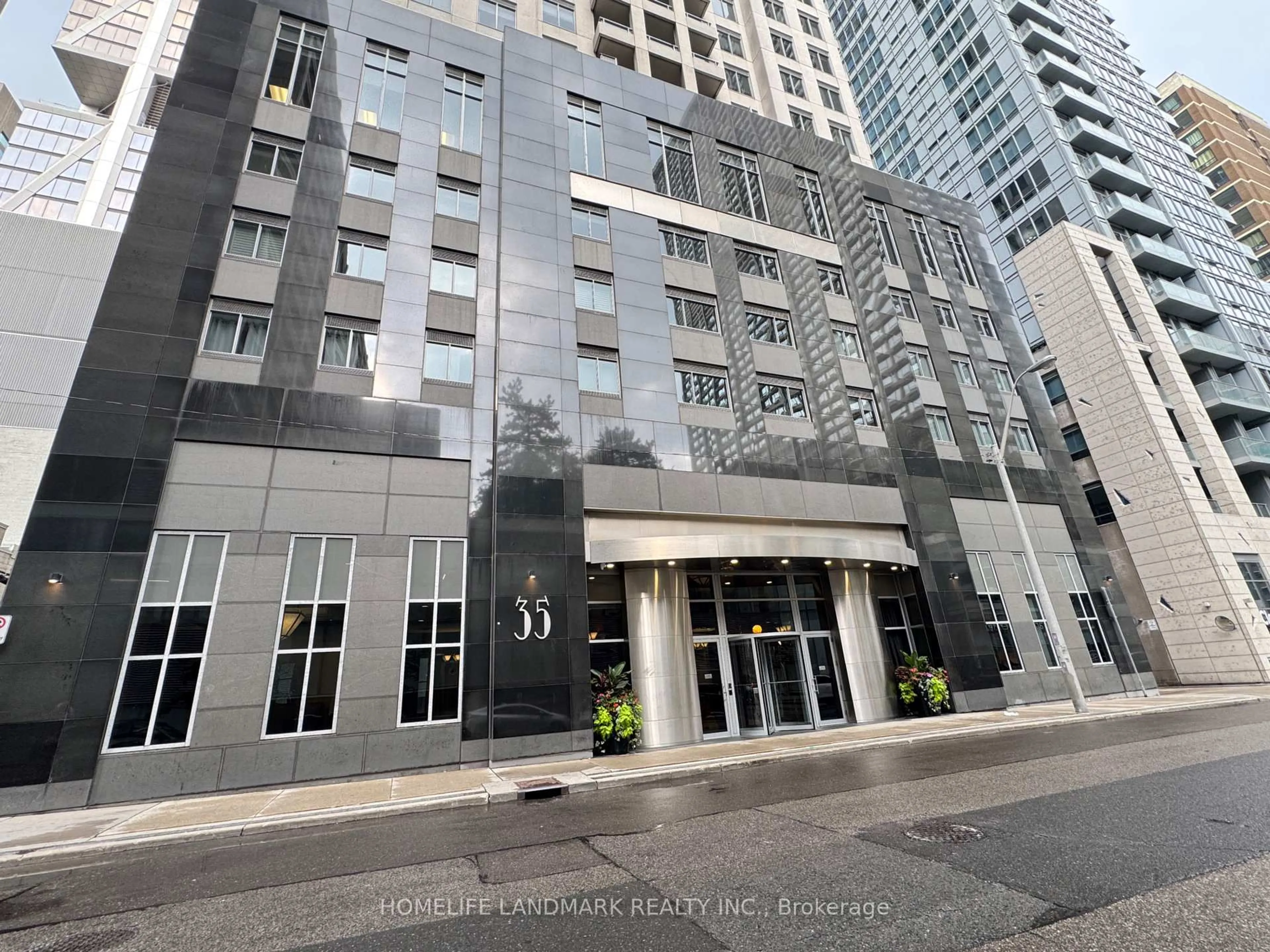 Indoor foyer for 35 Balmuto St #501, Toronto Ontario M4Y 0A3