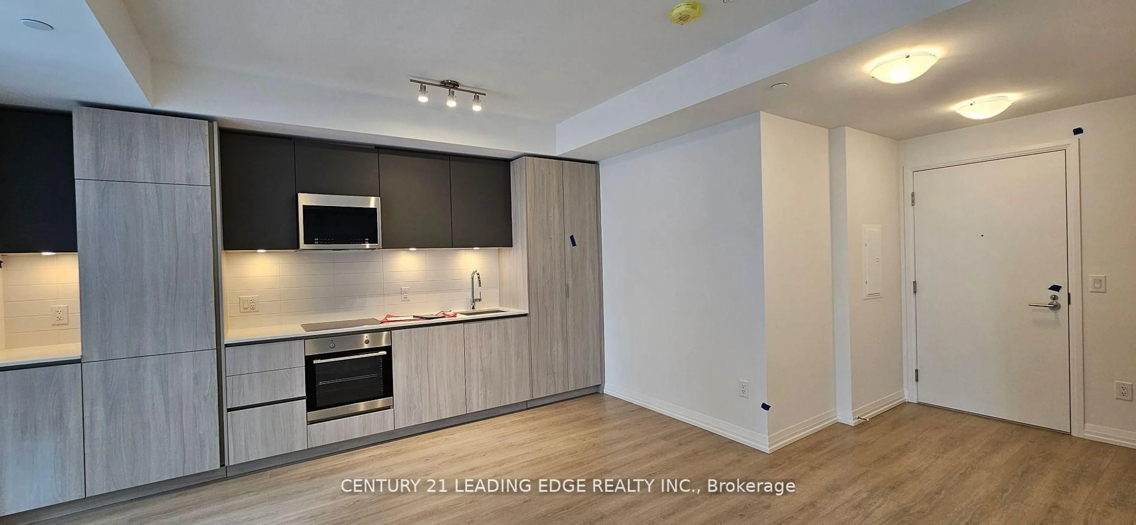 Standard kitchen, wood/laminate floor for 8 WIDMER St #913, Toronto Ontario M5V 0W6