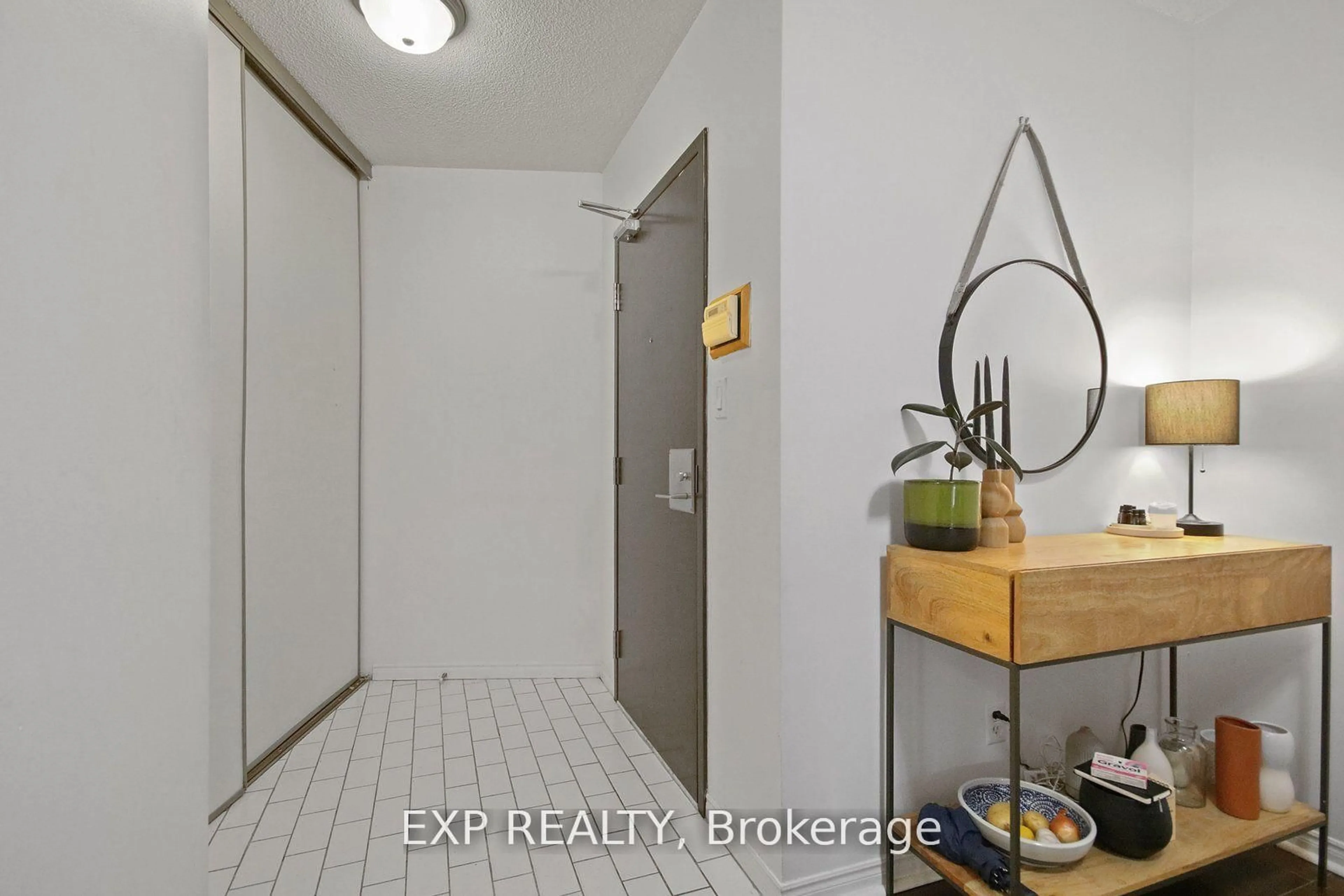 Indoor entryway for 25 The Esplanade #808, Toronto Ontario M5E 1W5