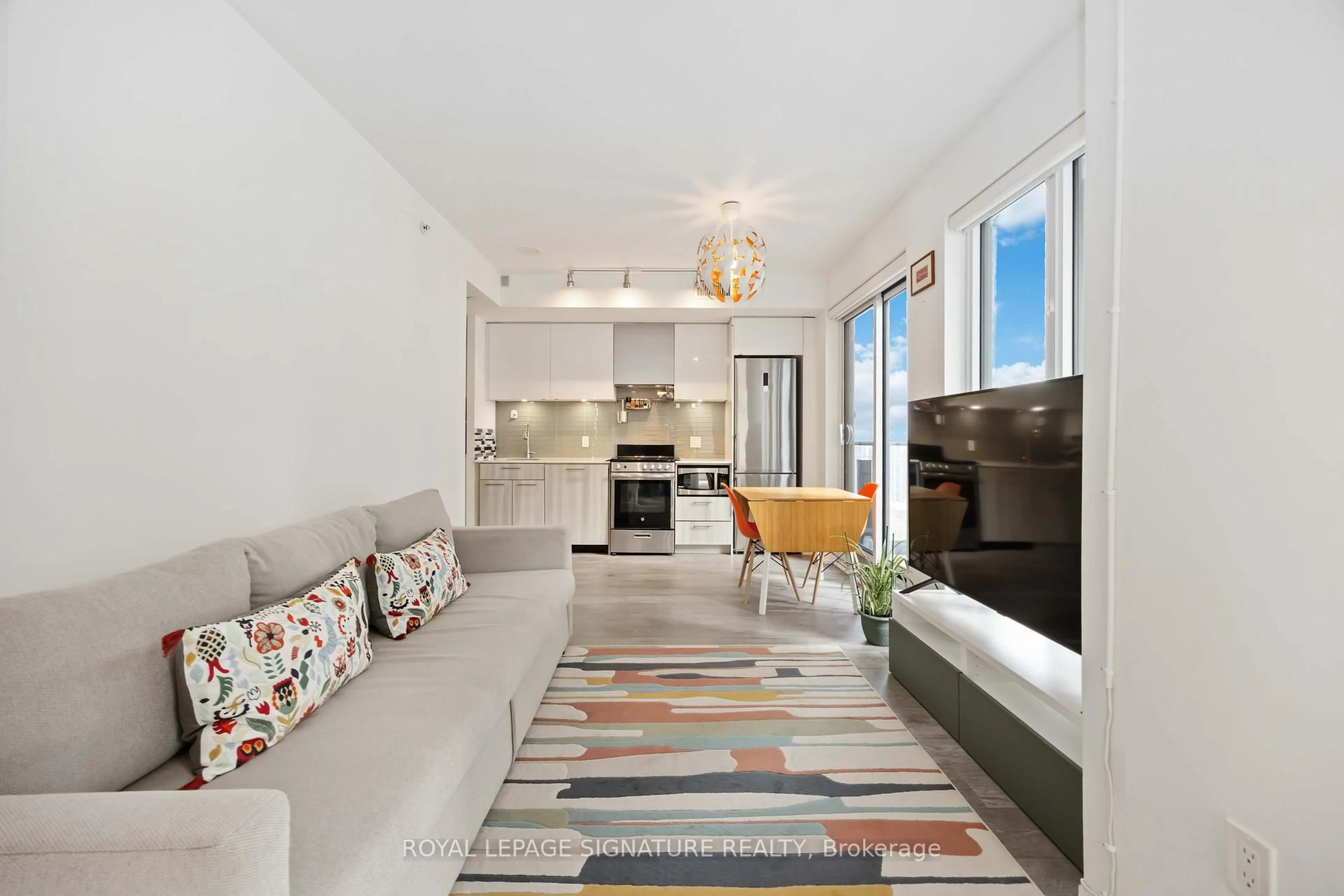 Living room with furniture, ceramic/tile floor for 251 Jarvis St #1725, Toronto Ontario M5B 0C3