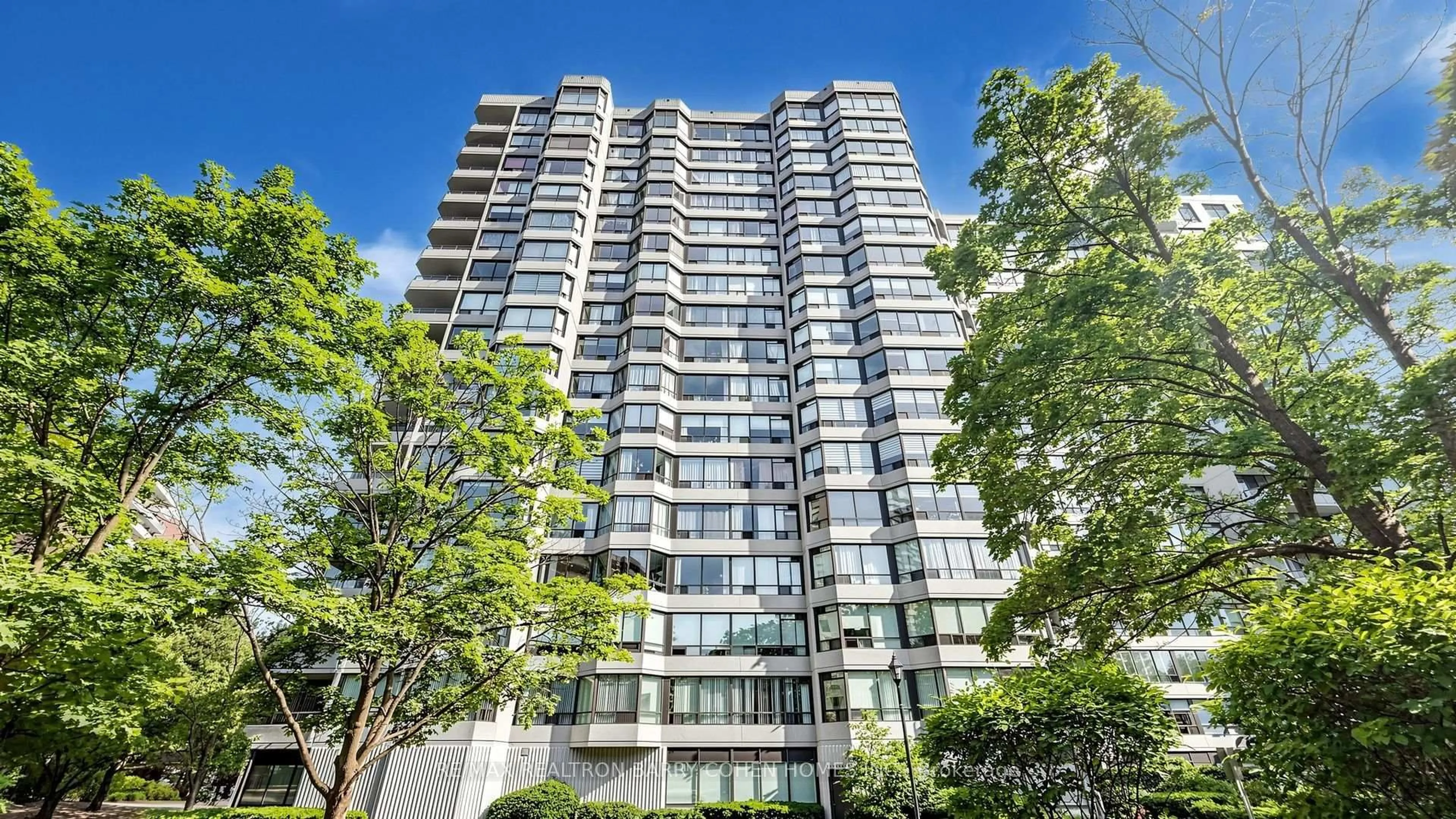 Indoor foyer for 1121 Steeles Ave #802, Toronto Ontario M2R 2W7