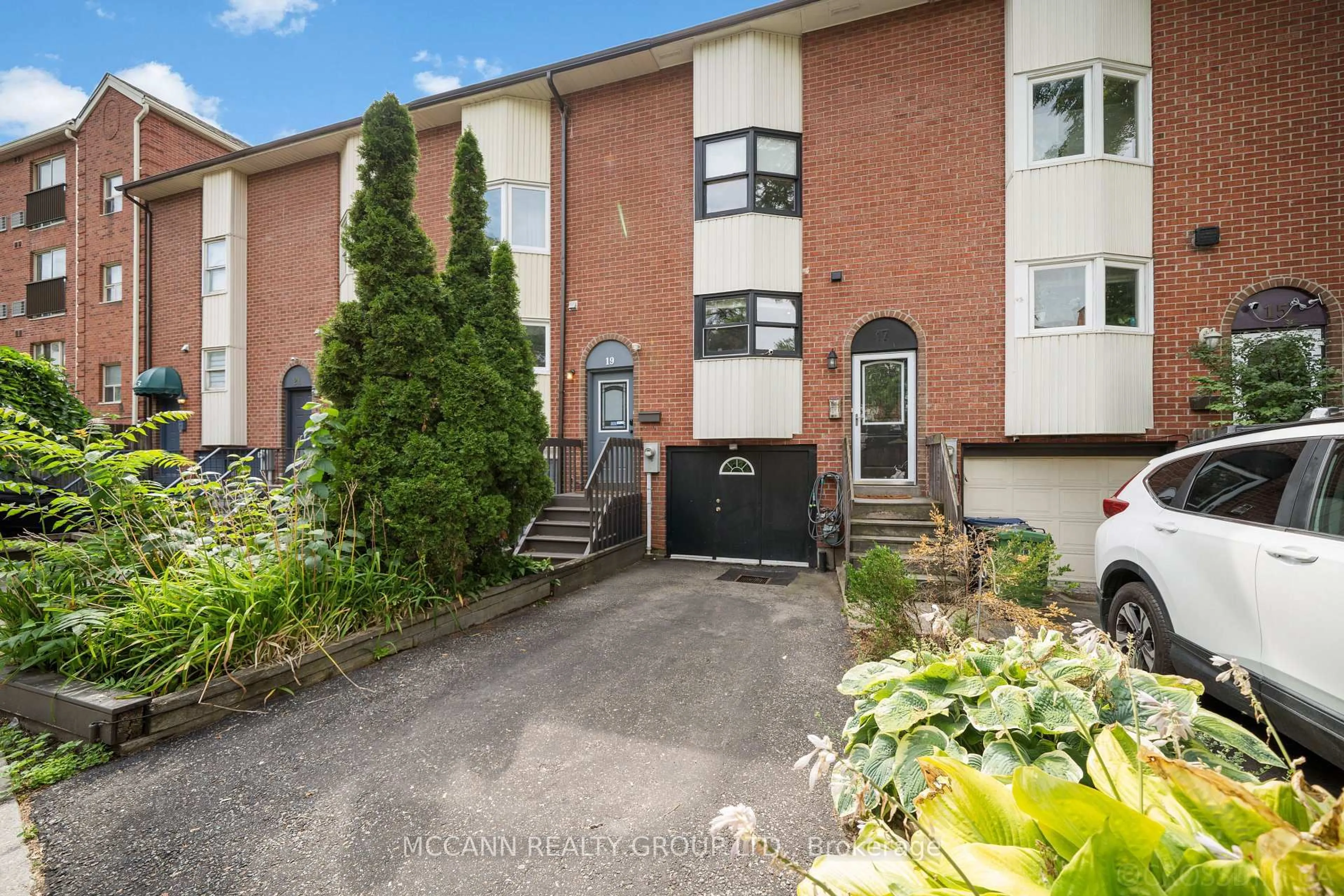 A pic from outside/outdoor area/front of a property/back of a property/a pic from drone, street for 17 Sydenham St, Toronto Ontario M5A 4H4