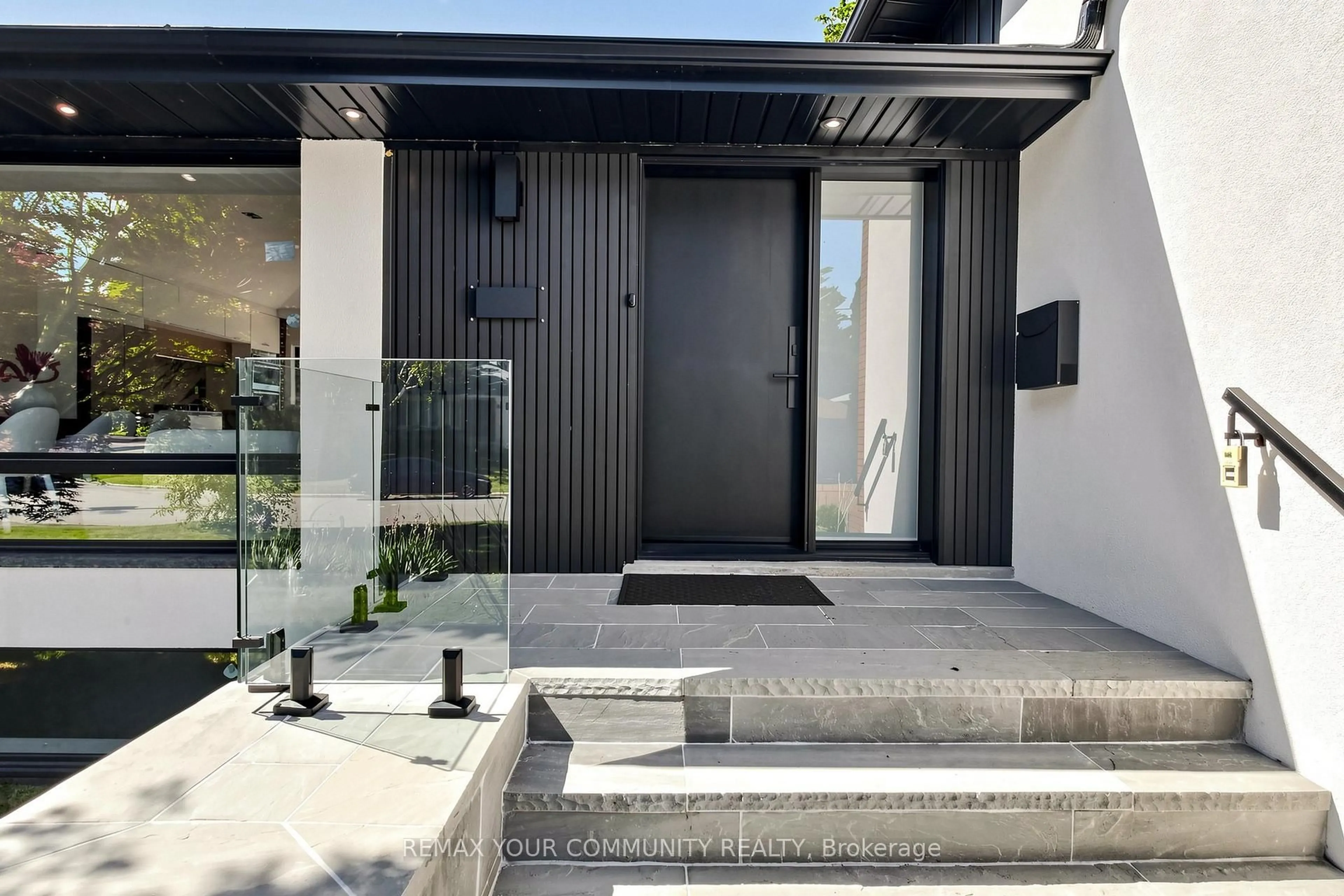 Indoor entryway for 35 Geraldton Cres, Toronto Ontario M2J 2R5