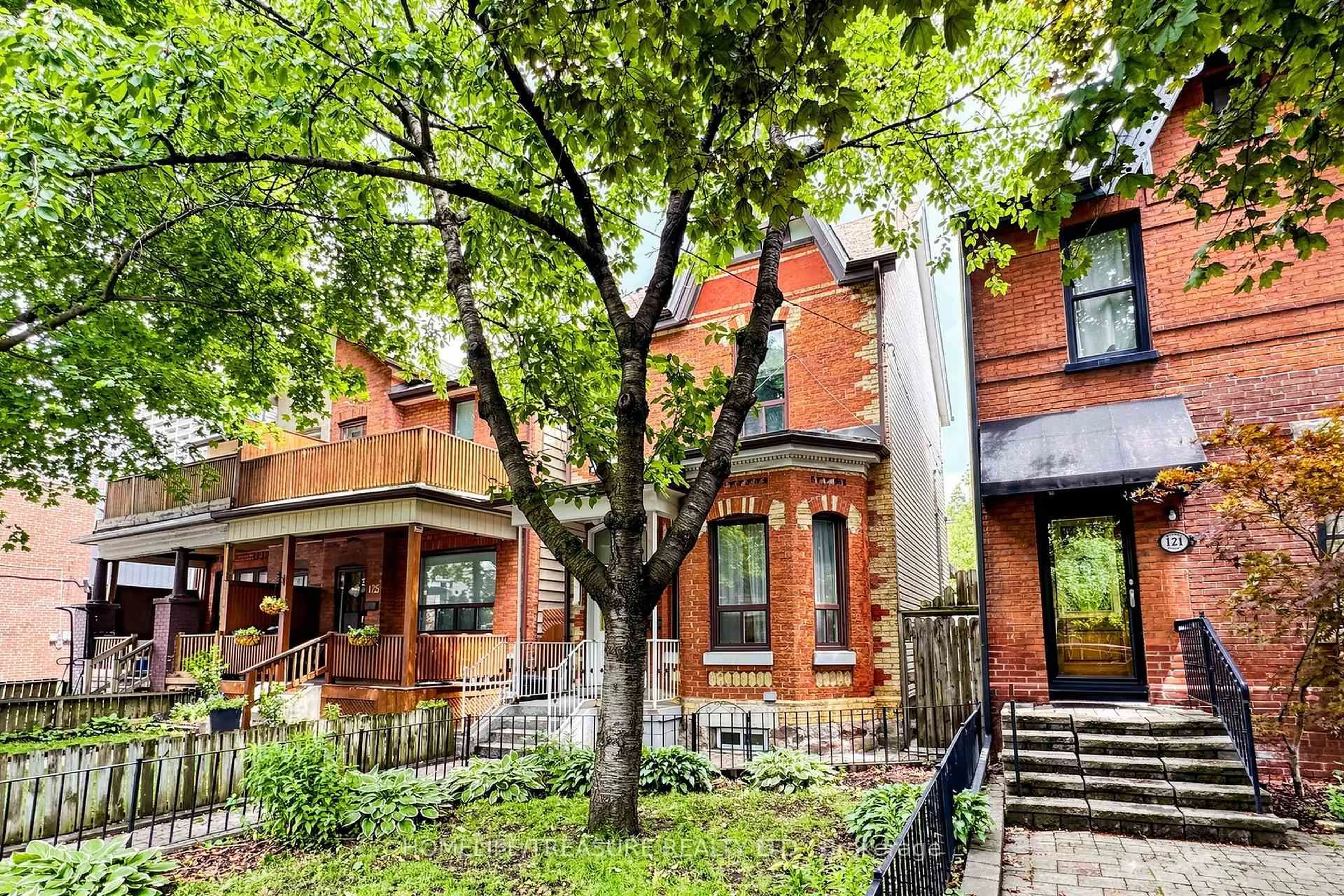 Patio, street for 123 robert St, Toronto Ontario M5S 2K5