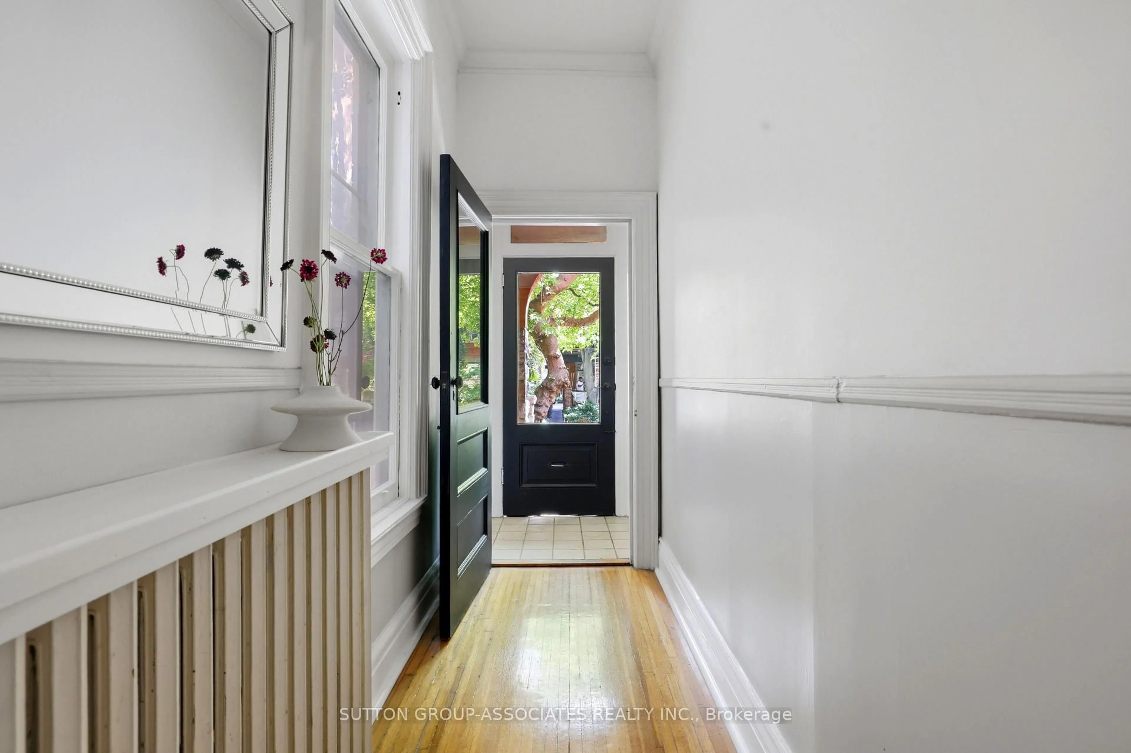 Indoor entryway for 492 Euclid Ave, Toronto Ontario M6G 2S9