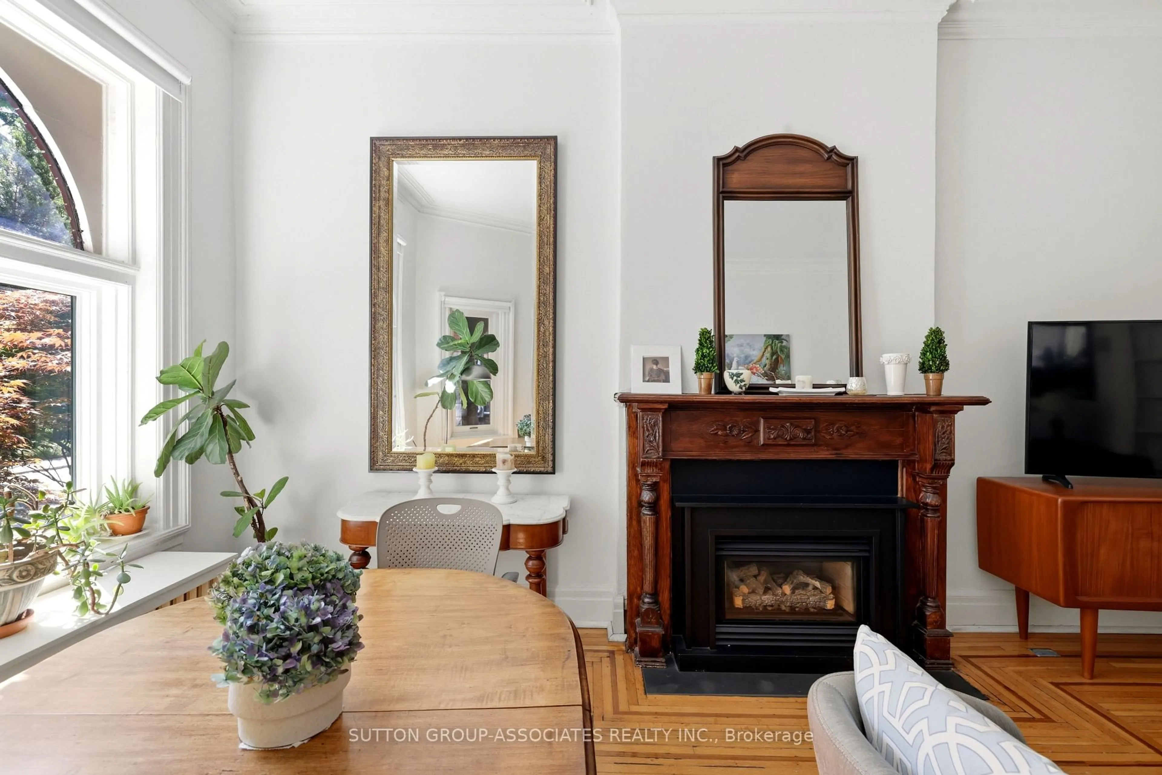 Living room with furniture, unknown for 492 Euclid Ave, Toronto Ontario M6G 2S9