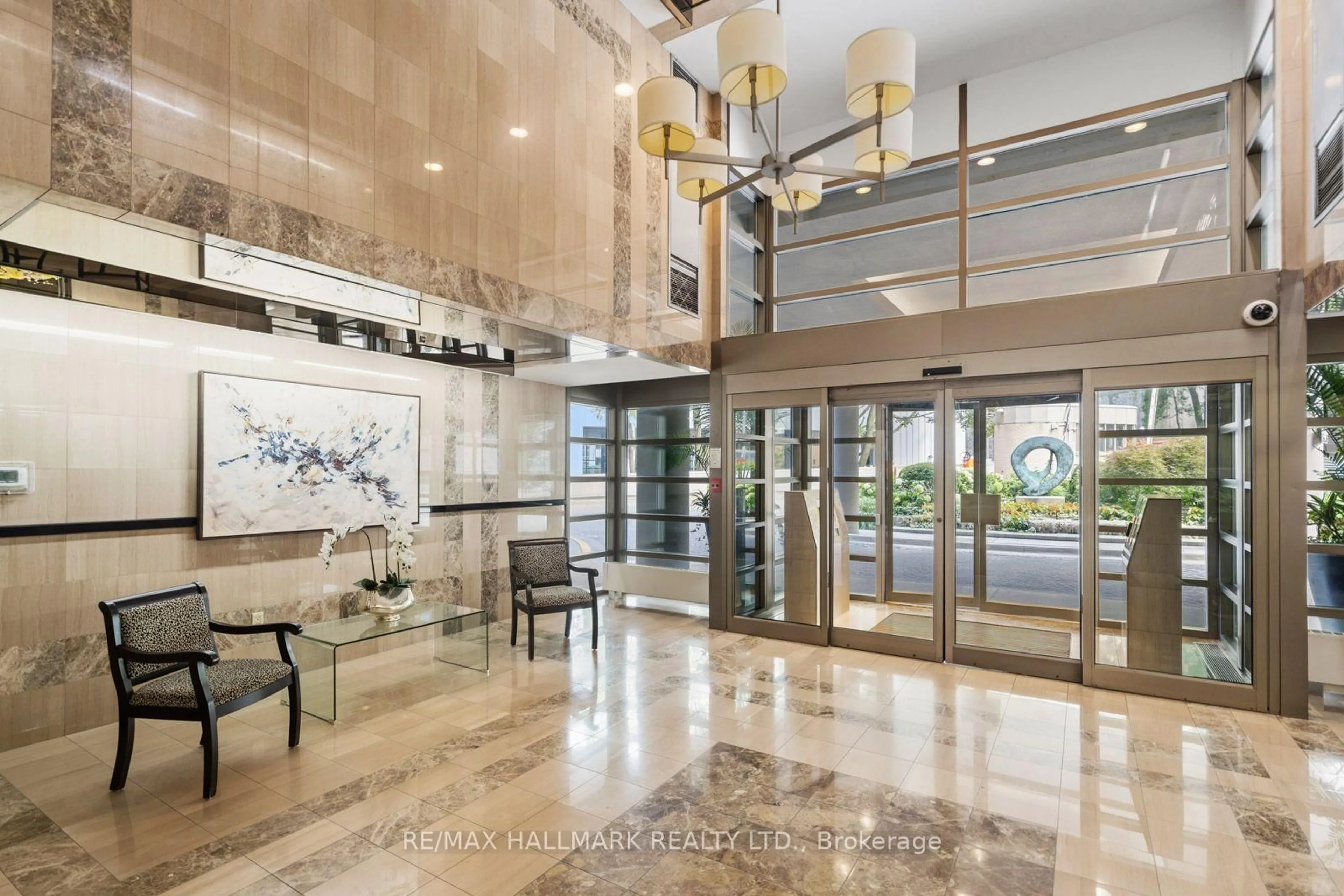 Indoor foyer for 18 Lower Village Gate #108, Toronto Ontario M5P 3M1