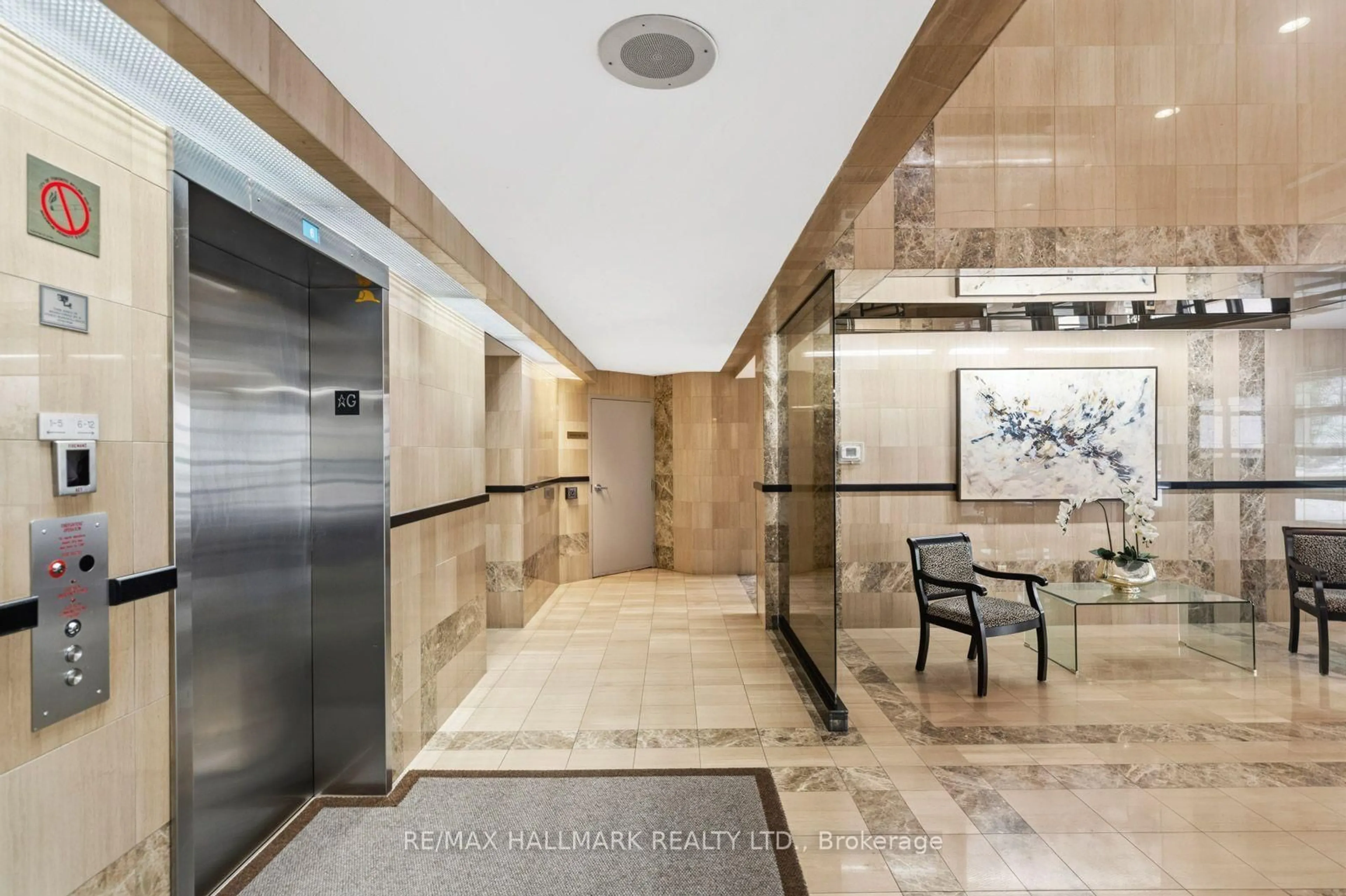 Indoor foyer for 18 Lower Village Gate #108, Toronto Ontario M5P 3M1