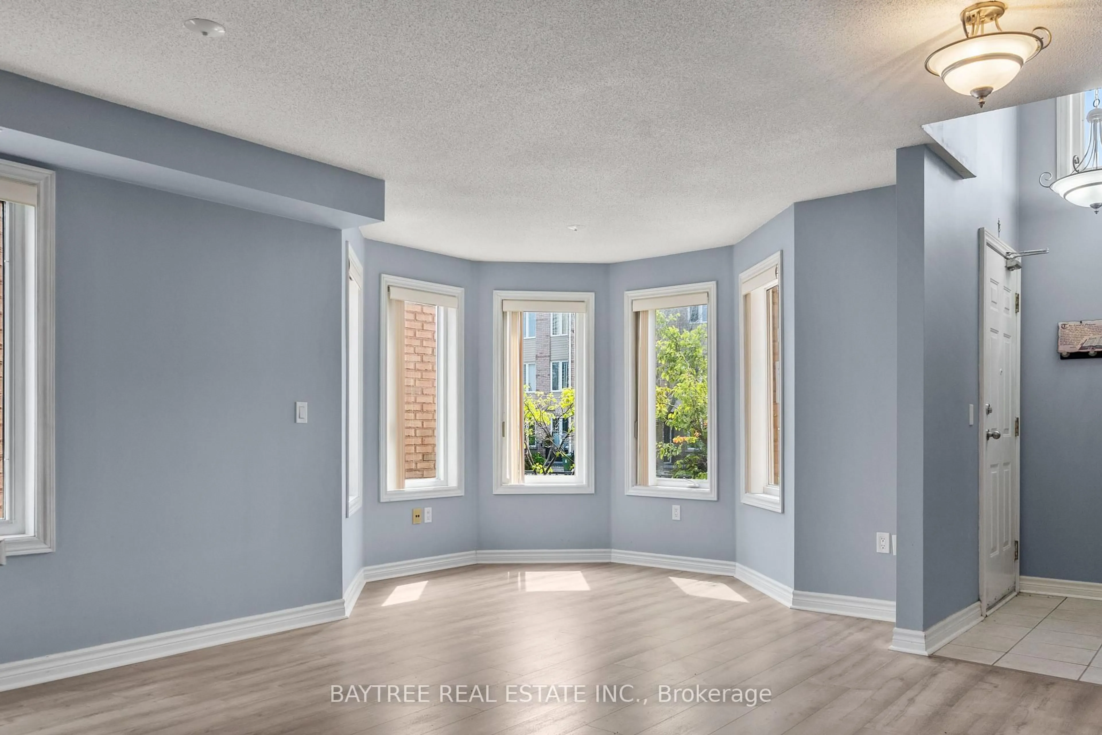 Unknown for 80 Aerodrome Cres #102, Toronto Ontario M4G 4J1