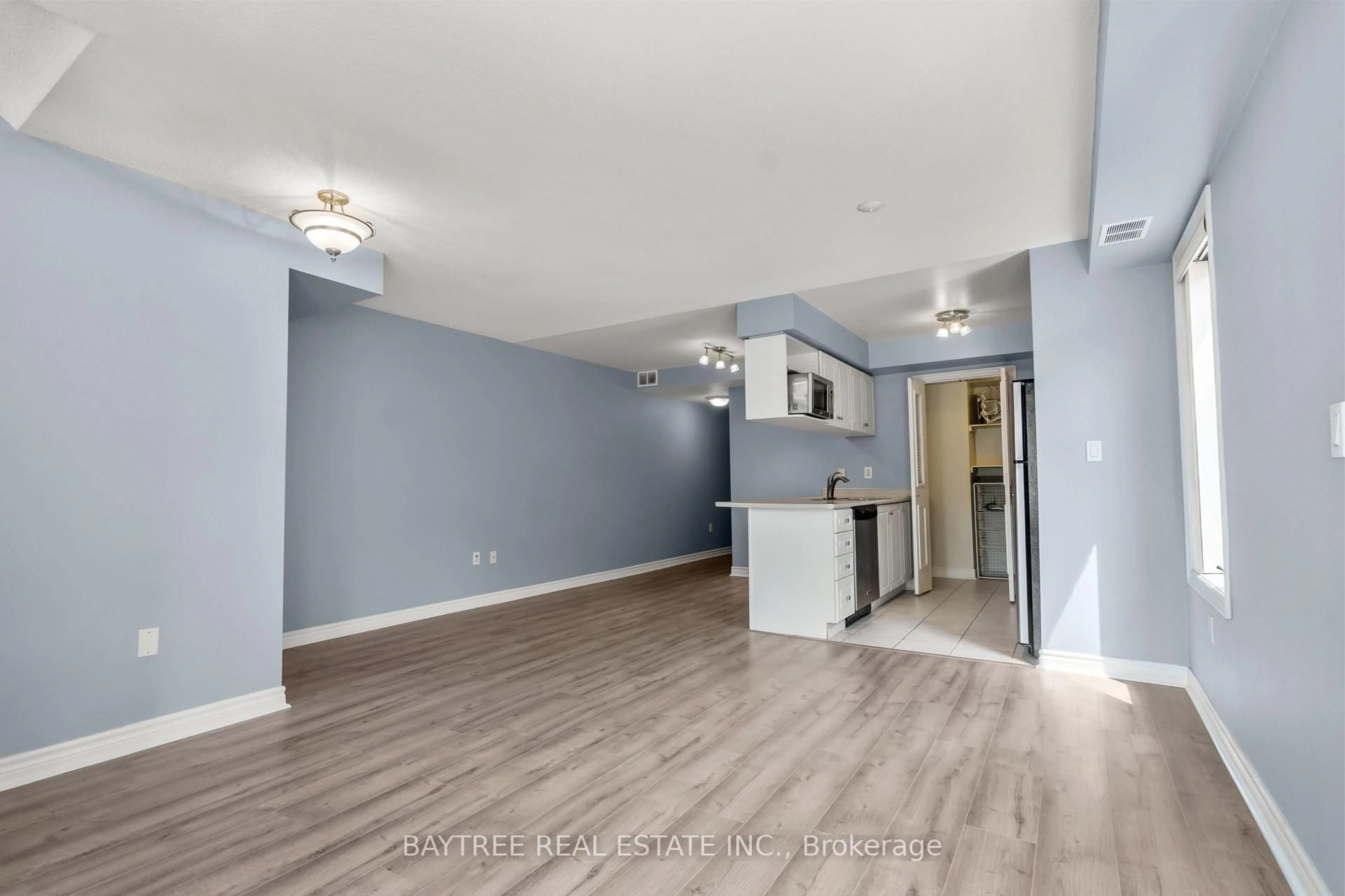 Unknown for 80 Aerodrome Cres #102, Toronto Ontario M4G 4J1