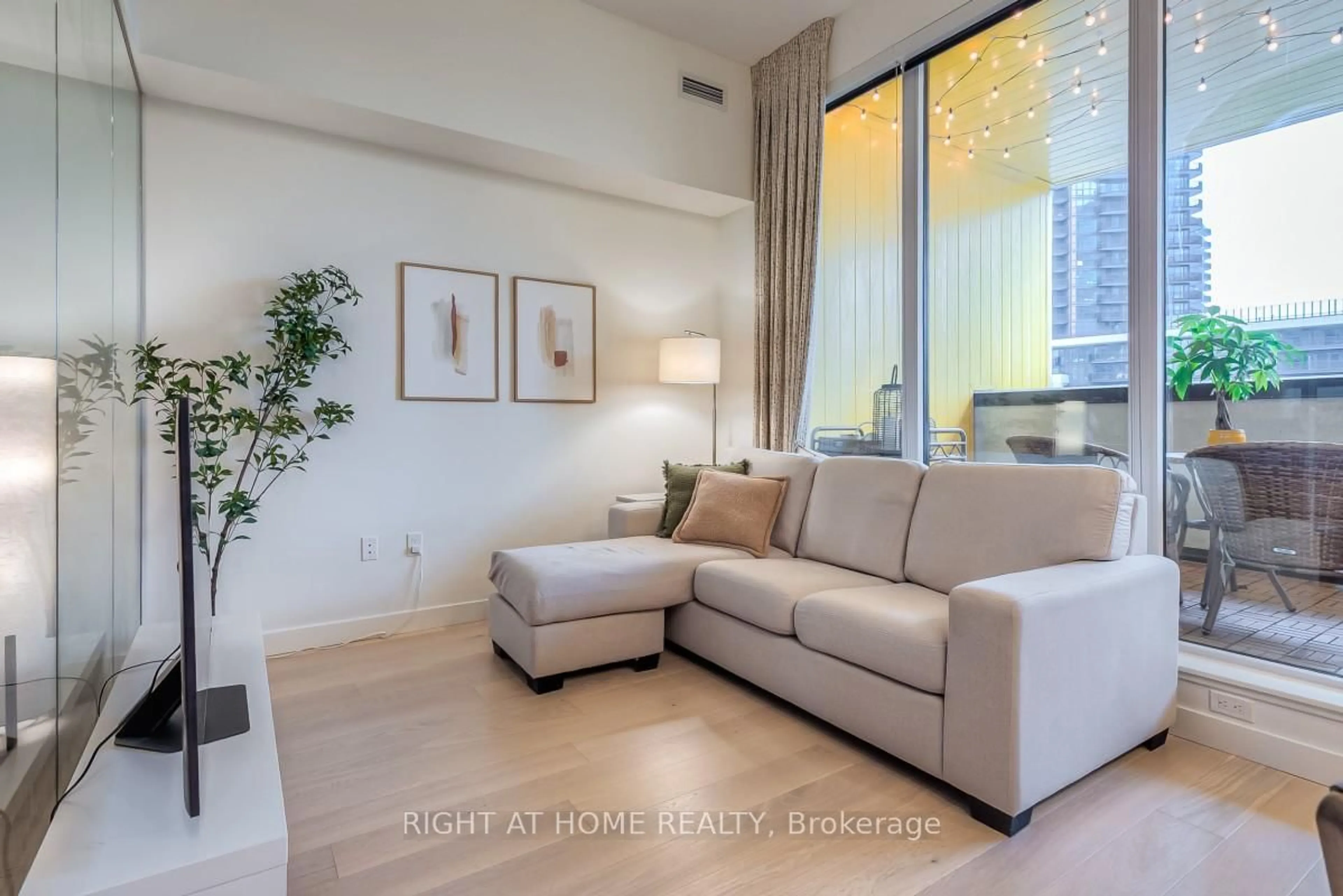 Living room with furniture, unknown for 95 McMahon Dr #511, Toronto Ontario M2K 0H2