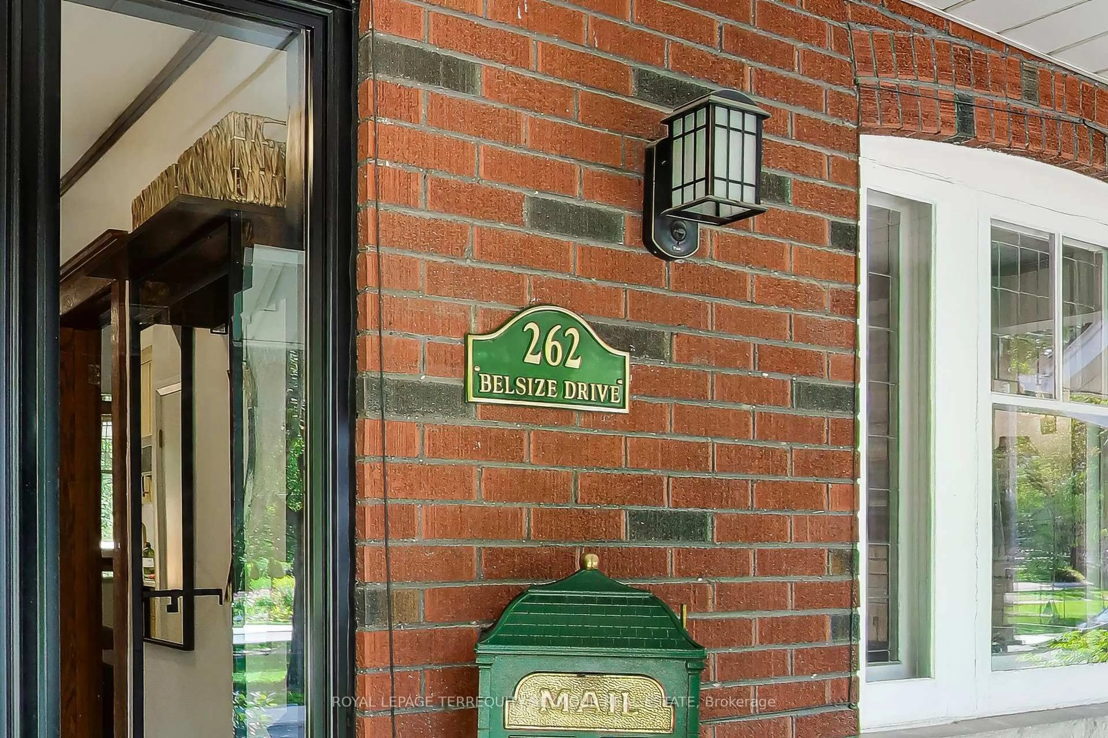 Indoor foyer for 262 Belsize Dr, Toronto Ontario M4S 1M6
