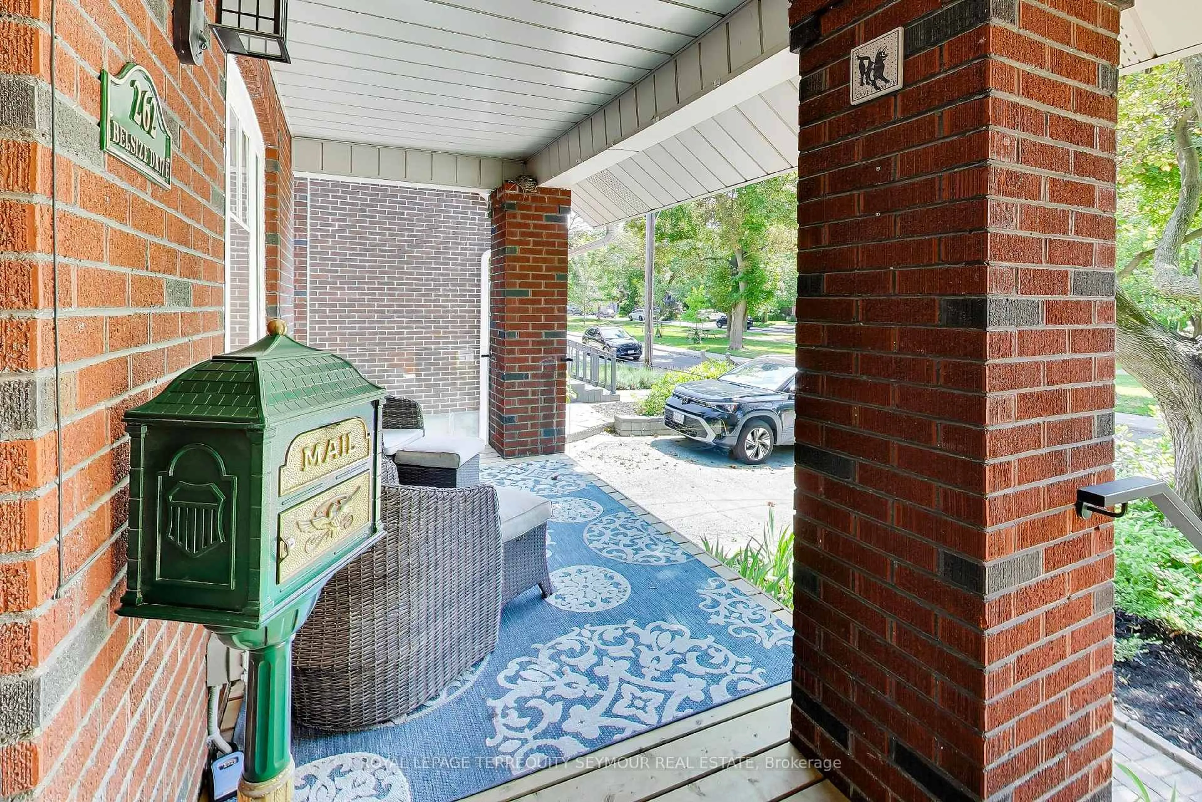 Indoor foyer for 262 Belsize Dr, Toronto Ontario M4S 1M6